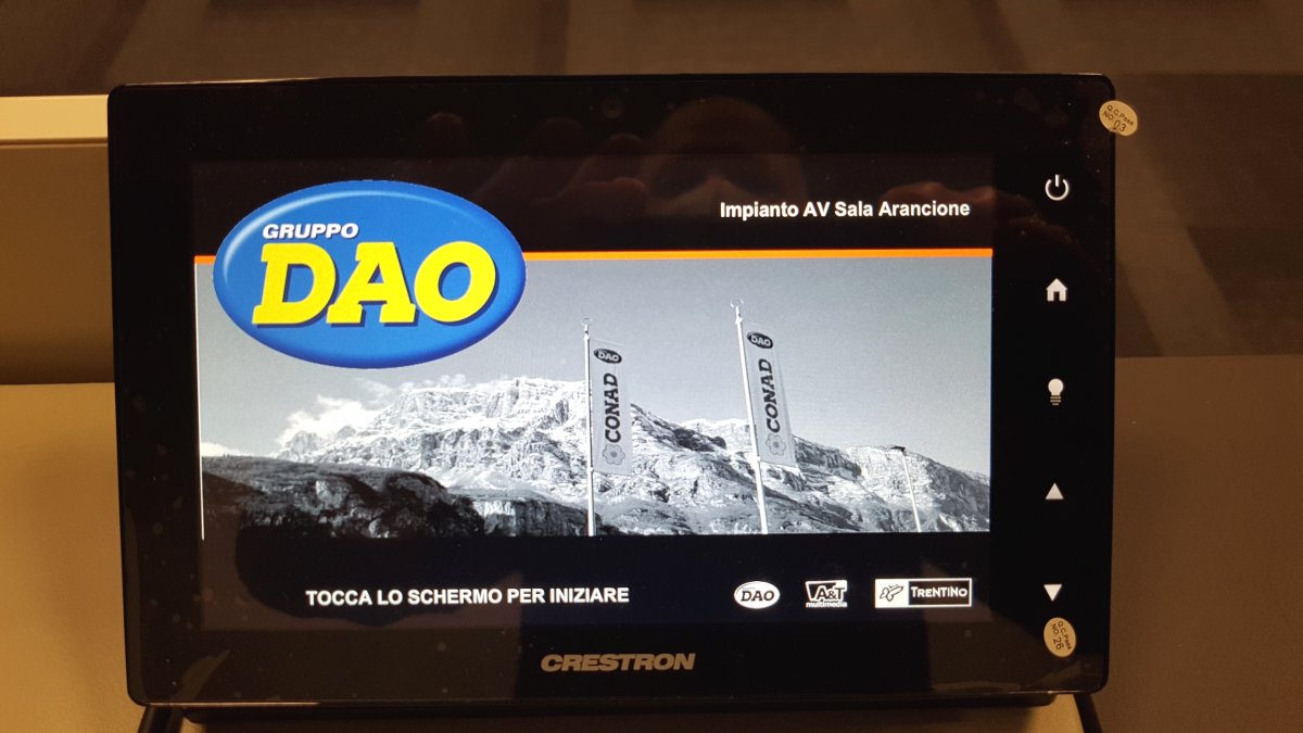 Pannello touch screen Crestron per il controllo impianto AV nella sala Gruppo DAO