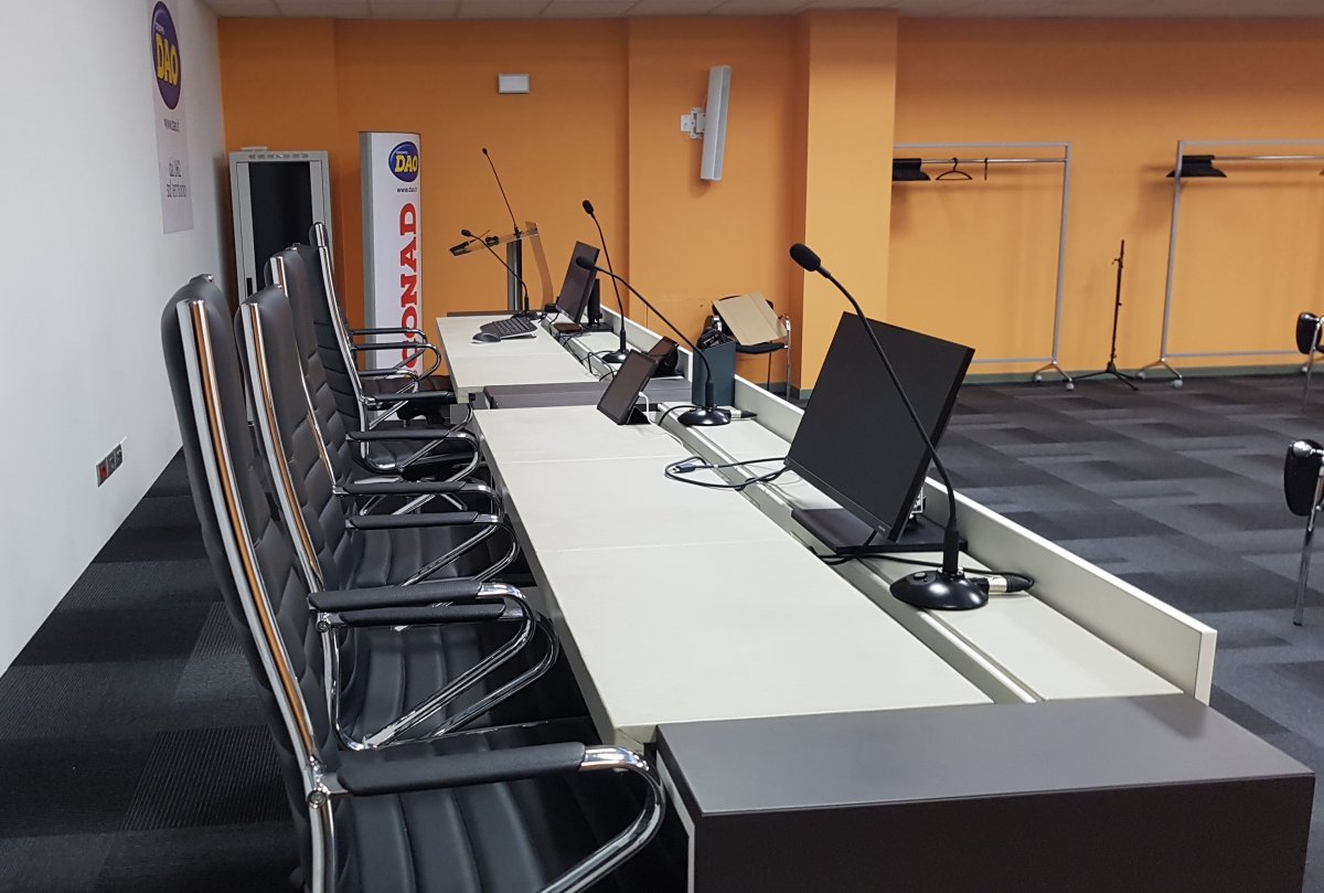 Tavolo relatori con microfoni, monitor e sistema conferenze nella sala assemblee Gruppo DAO