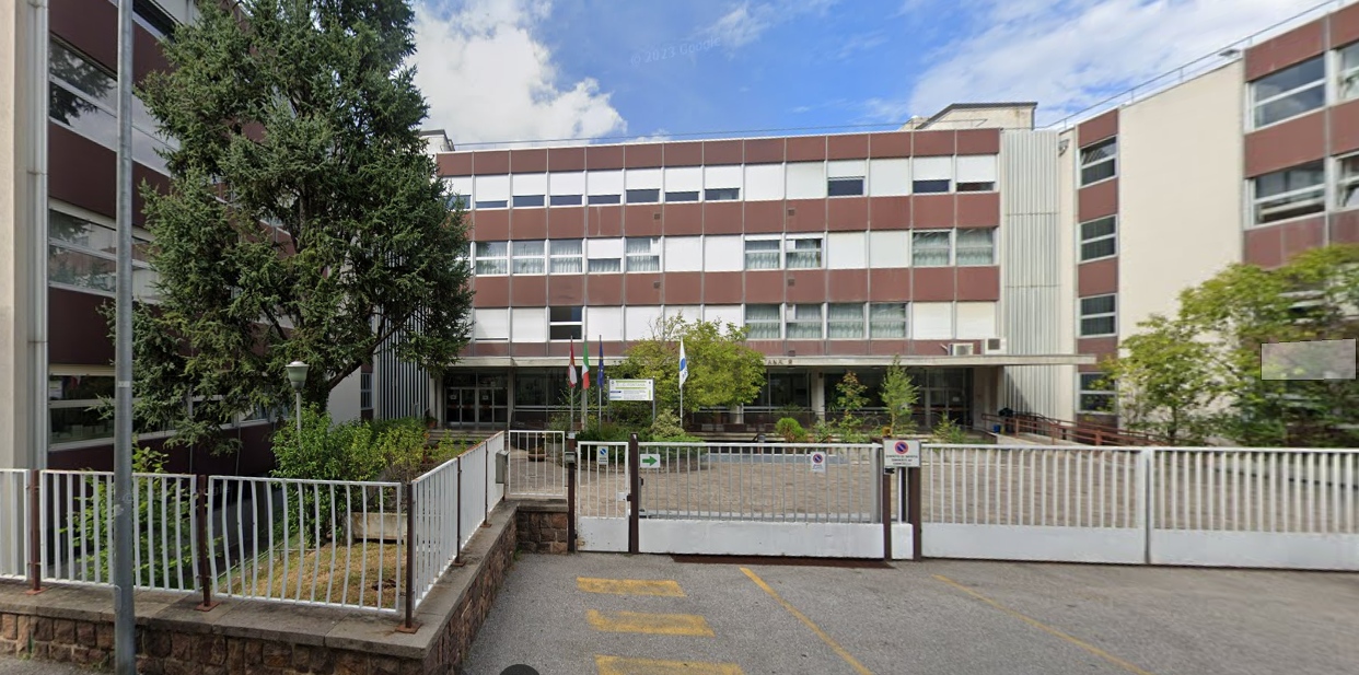 Facciata esterna dell Istituto Fontana di Rovereto con ingresso principale e bandiere