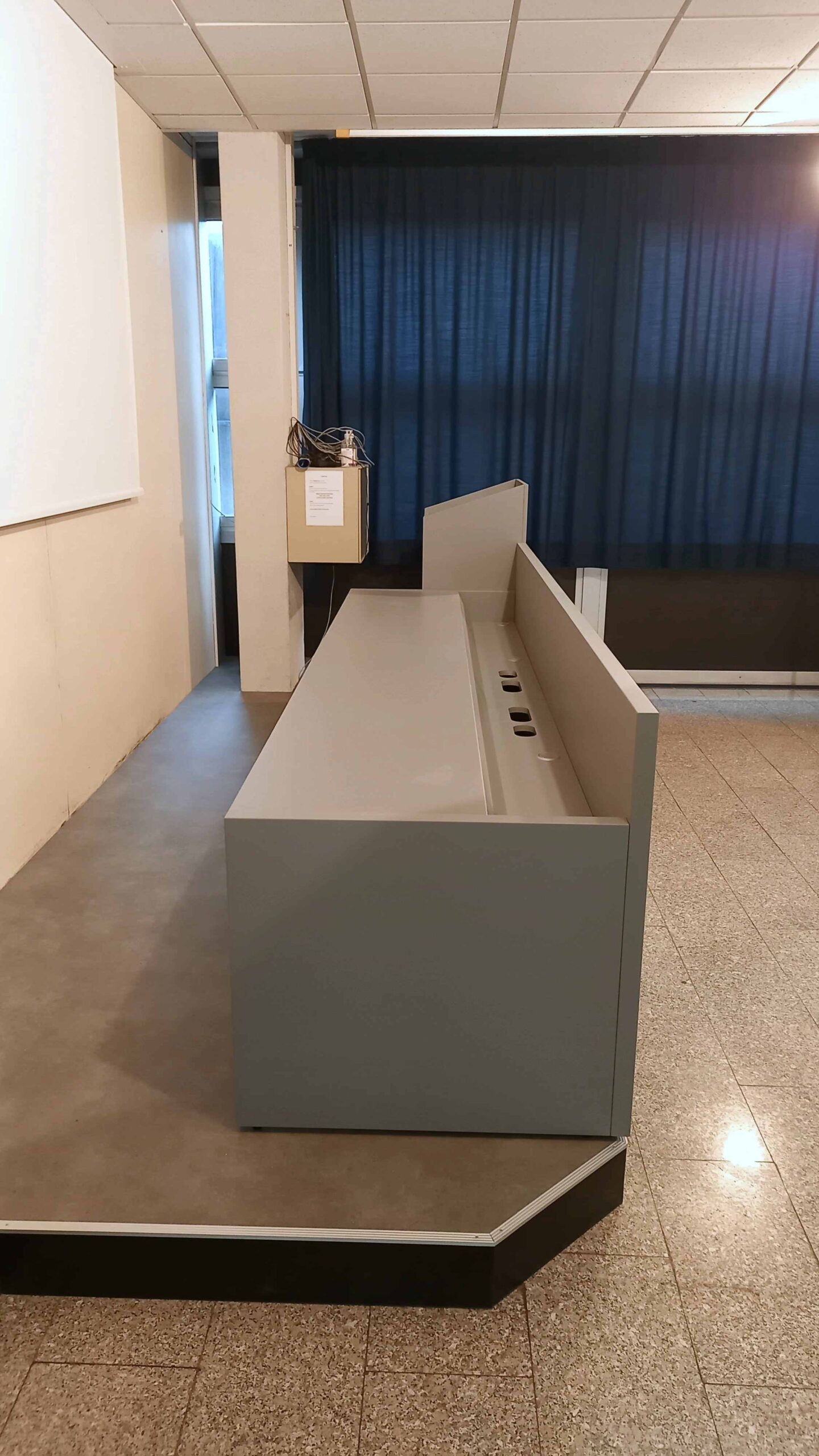 Banco regia audiovisivo in fase di installazione nell aula dell Istituto Fontana di Rovereto