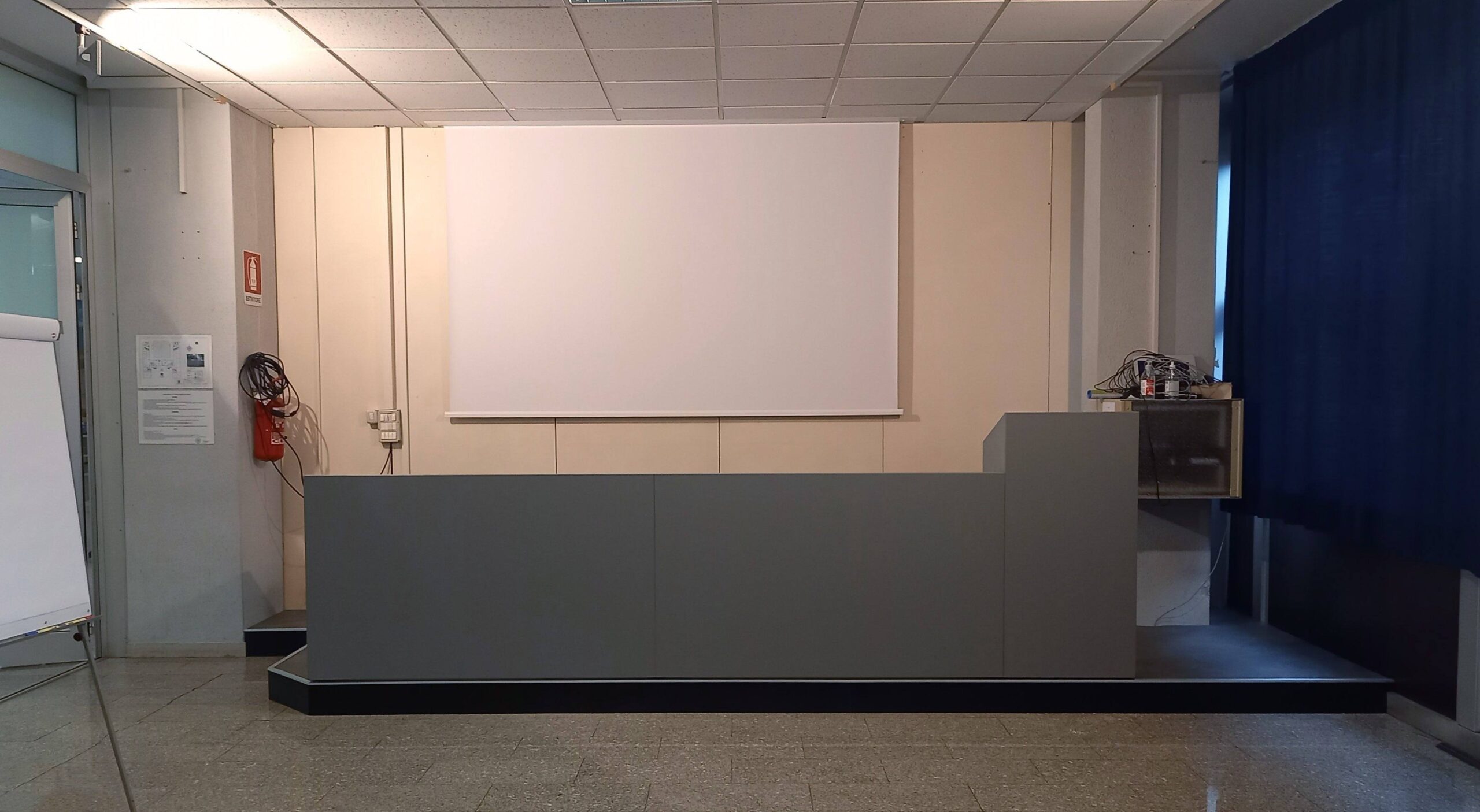 Banco regia con schermo di proiezione nell aula dell Istituto Fontana di Rovereto