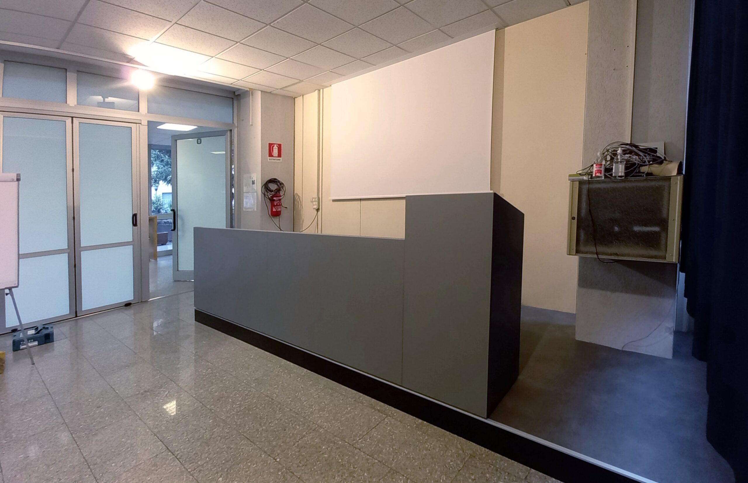 Vista laterale del banco regia e rack apparecchiature nell aula dell Istituto Fontana di Rovereto