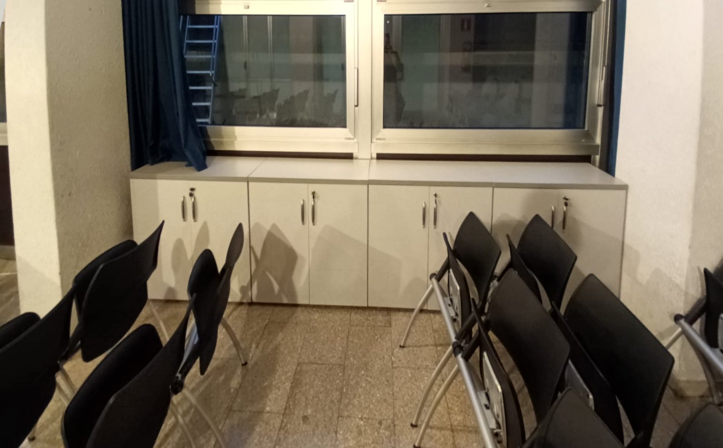 Sedie e mobiletti nell aula multimediale dell Istituto Fontana di Rovereto