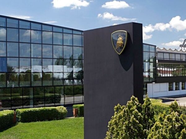 Facciata esterna della sede Lamborghini a Bologna con logo e vetrate