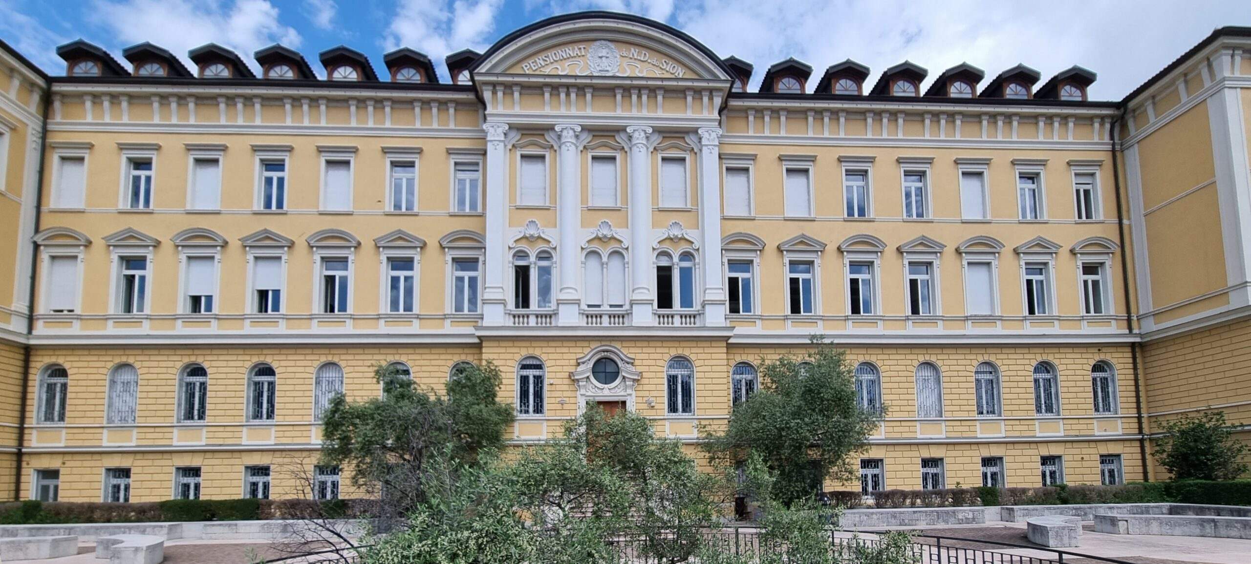 Facciata storica del Liceo Galilei di Trento con architettura neoclassica