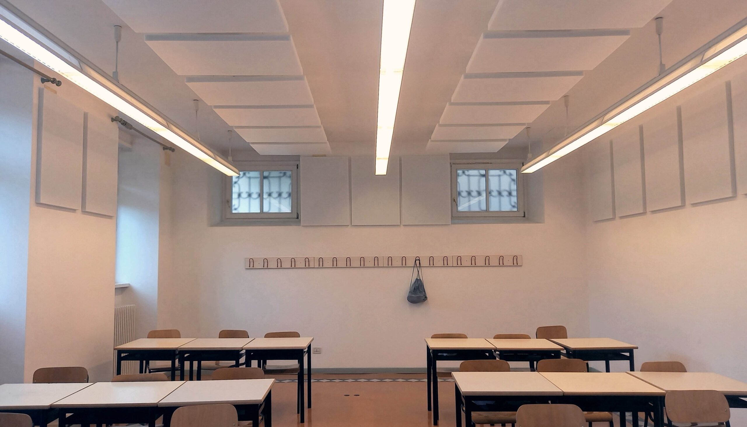 Aula del Liceo Galilei di Trento con pannelli fonoassorbenti a soffitto e pareti