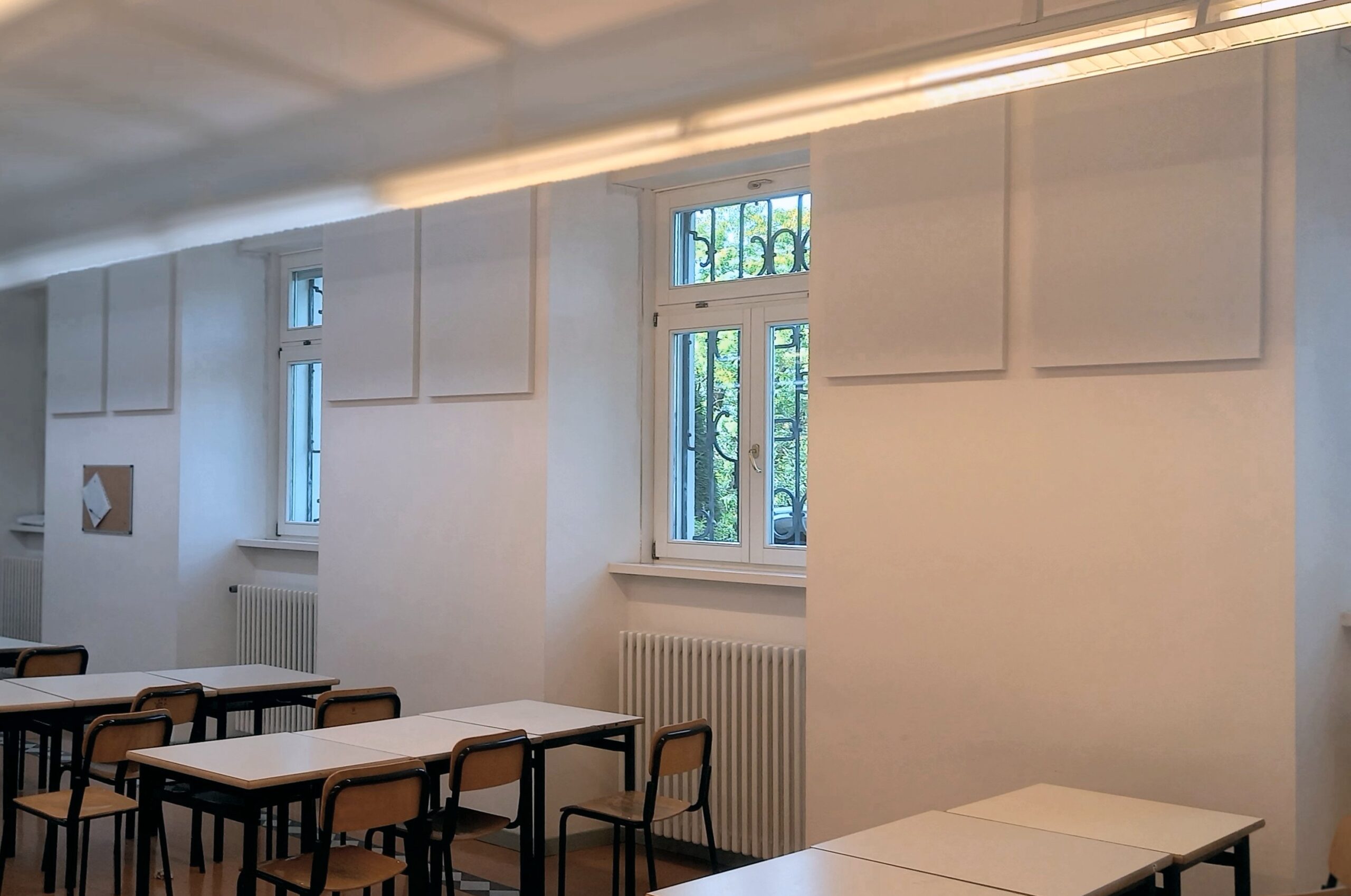 Pannelli fonoassorbenti bianchi sulle pareti di un'aula del Liceo Galilei di Trento