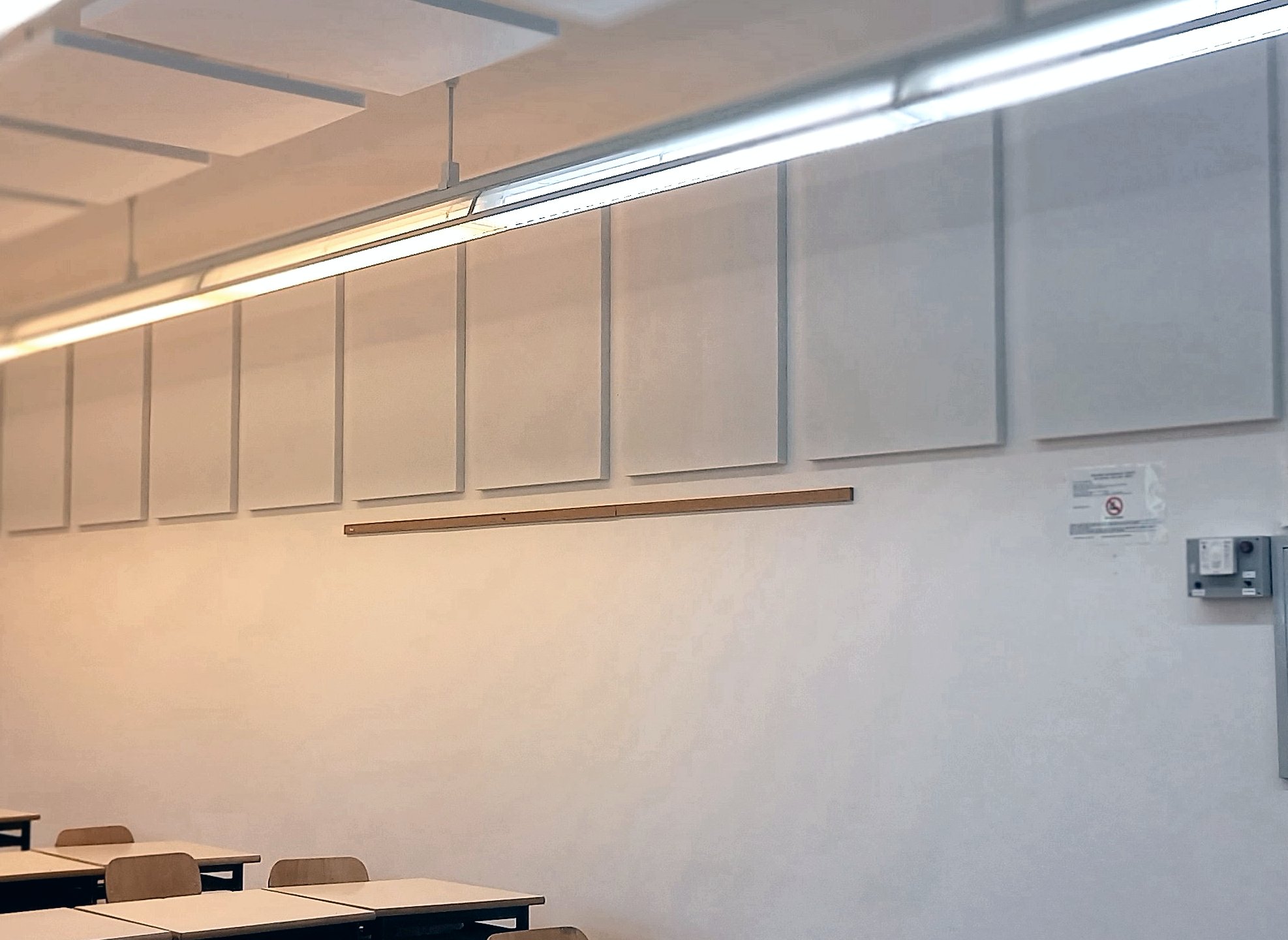 Dettaglio dei pannelli acustici a parete e a soffitto in un'aula del Liceo Galilei di Trento
