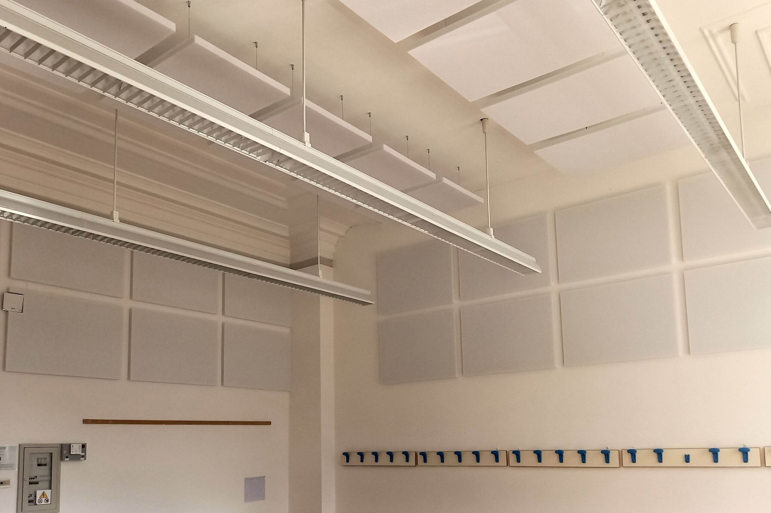 Pannelli fonoassorbenti a soffitto e parete con appendiabiti in un'aula del Liceo Galilei di Trento
