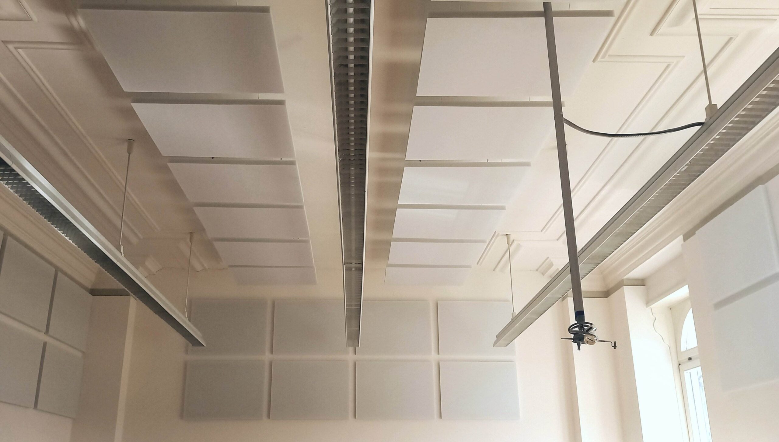 Baffles acustici sospesi al soffitto e pannelli a parete con proiettore al Liceo Galilei di Trento