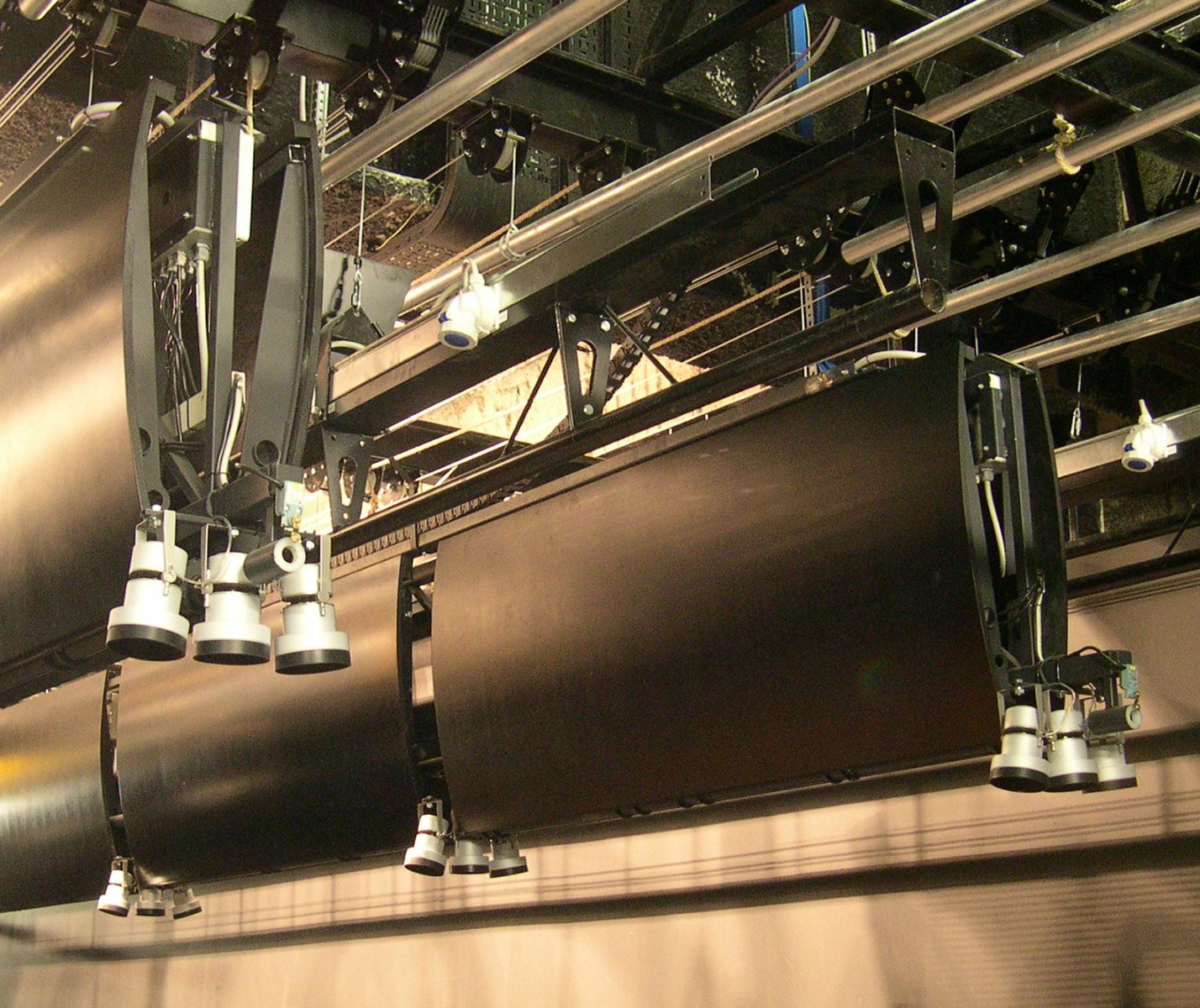 Dettaglio delle americane con proiettori e pannelli scenici nell'auditorium del MART di Rovereto