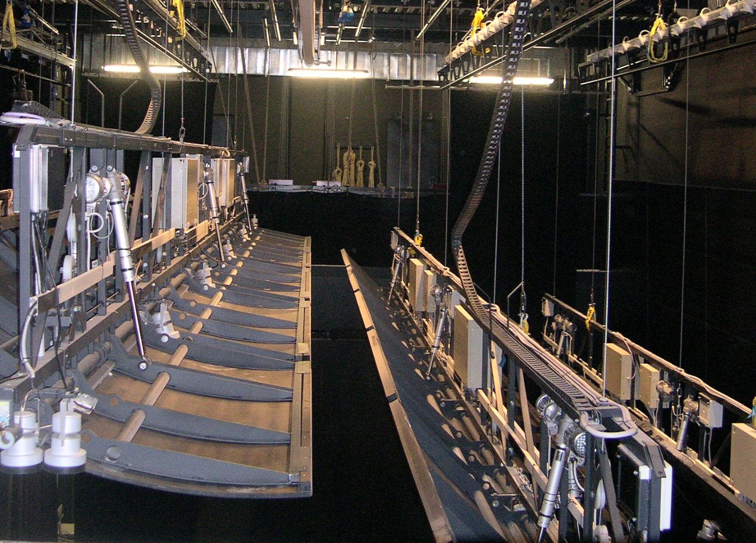 Struttura meccanica del palcoscenico vista dall'alto nell'auditorium del MART di Rovereto