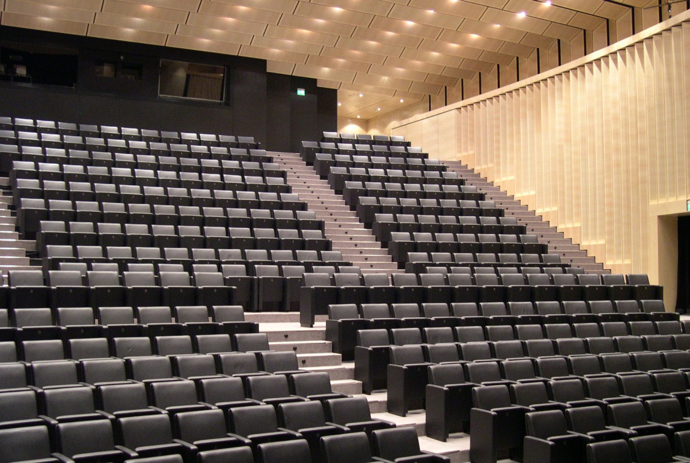 Vista della platea con poltrone e pannelli acustici laterali nell'auditorium del MART di Rovereto