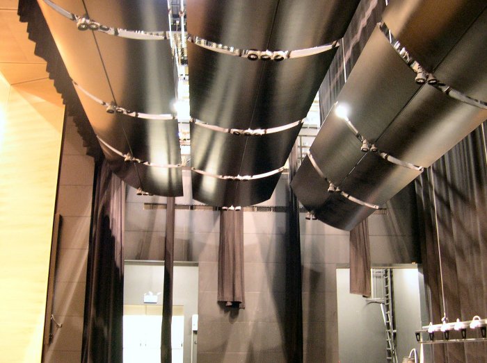 Tiri scenici e sipari avvolgibili nell'area palcoscenico dell'auditorium del MART di Rovereto