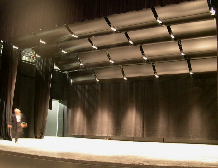 Palcoscenico dell'auditorium del MART di Rovereto con pannelli acustici riflettenti a soffitto