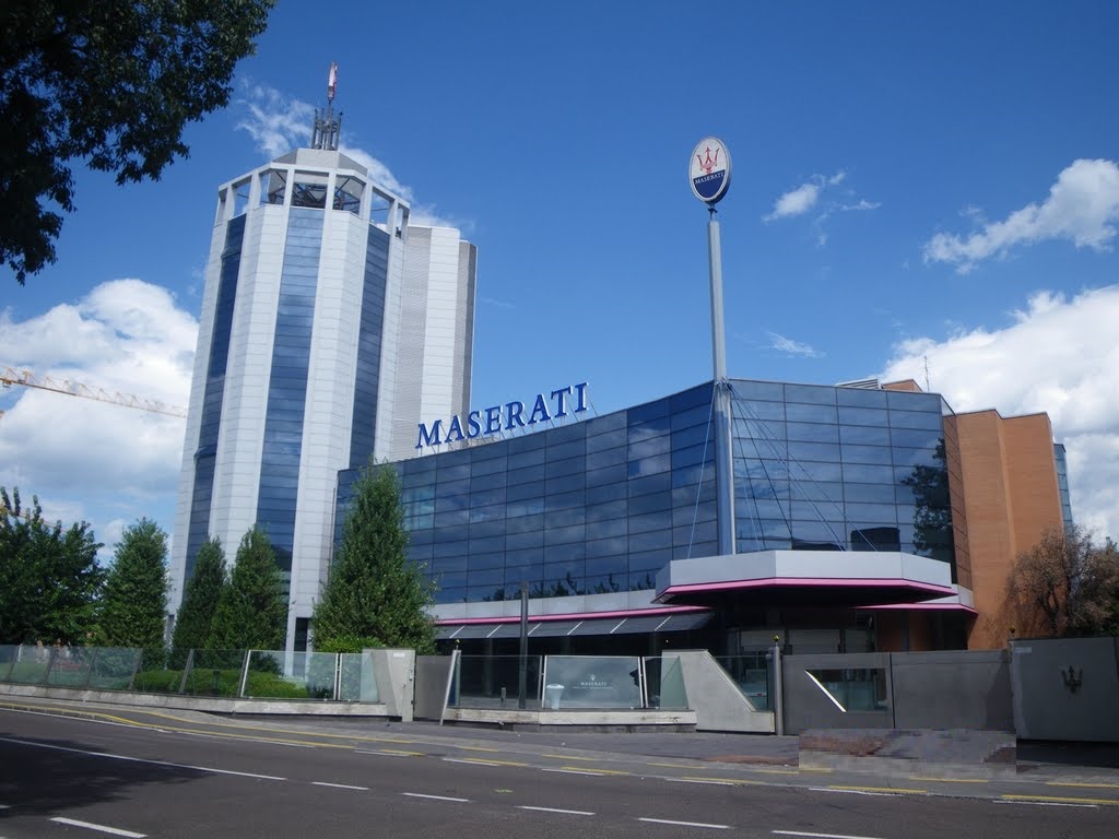 Sede Maserati con torre, facciata in vetro e insegna con logo e tridente