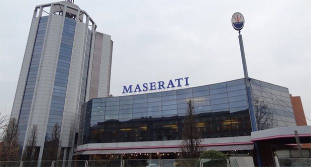 Vista frontale della sede Maserati con insegna e edificio a torre in vetro