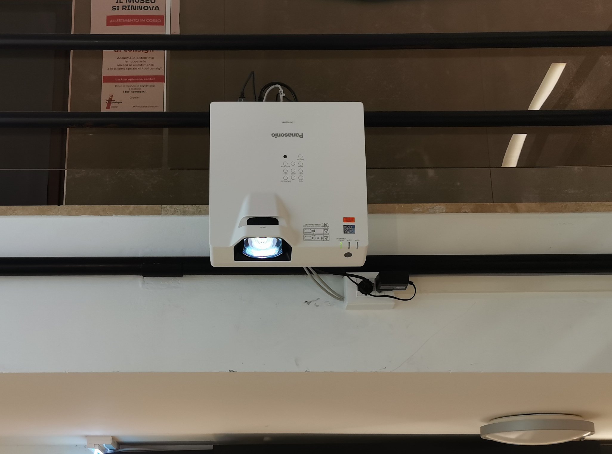 Videoproiettore Panasonic installato a soffitto al Museo Civico di Rovereto