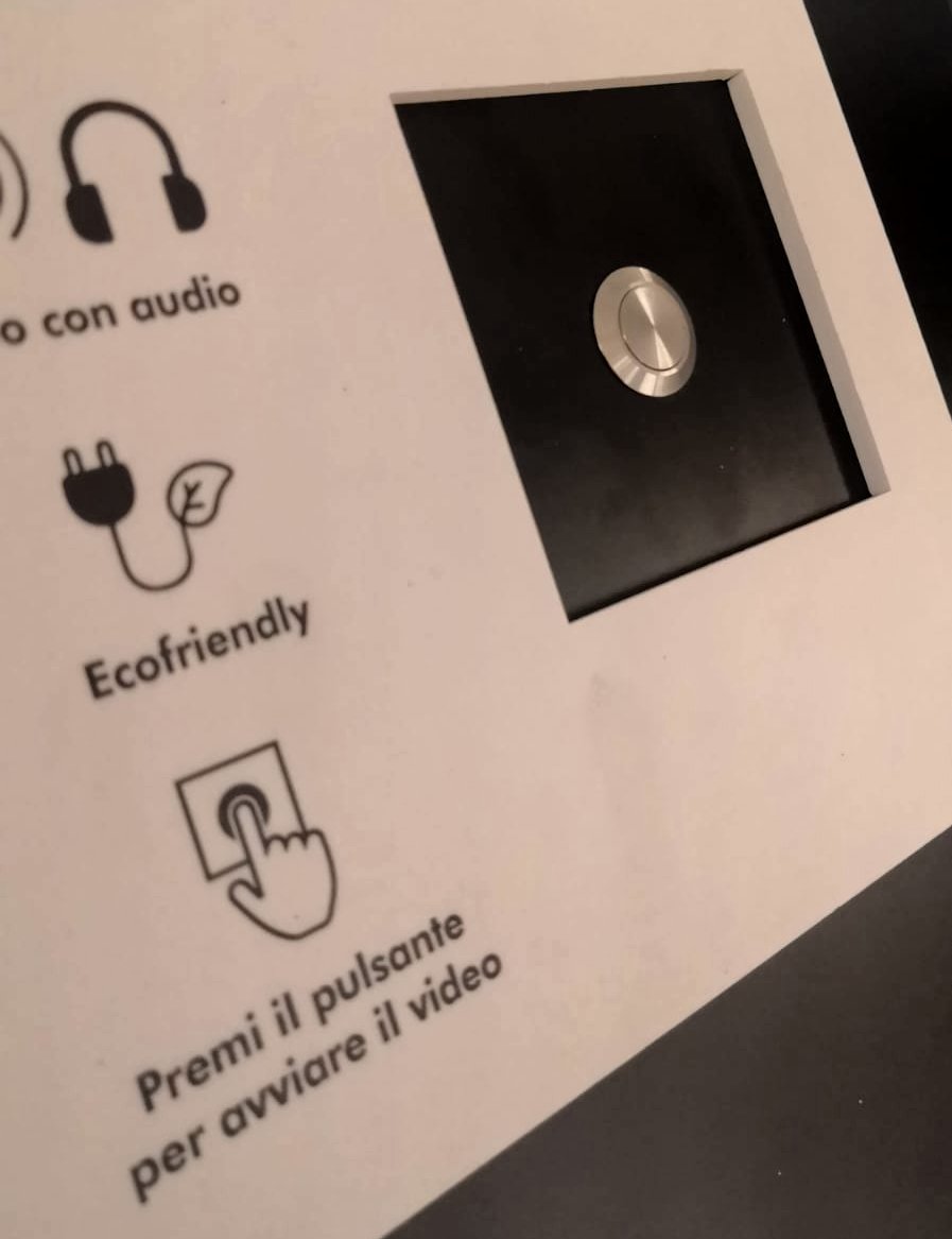 Pannello interattivo museale con pulsante per avvio video al Museo Civico di Rovereto