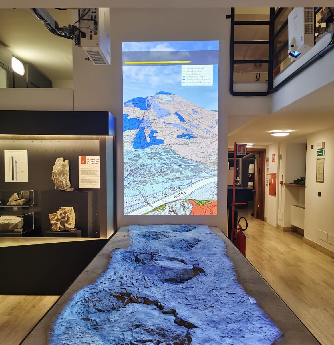 Proiezione immersiva con mappa geologica nella sala espositiva del Museo Civico di Rovereto