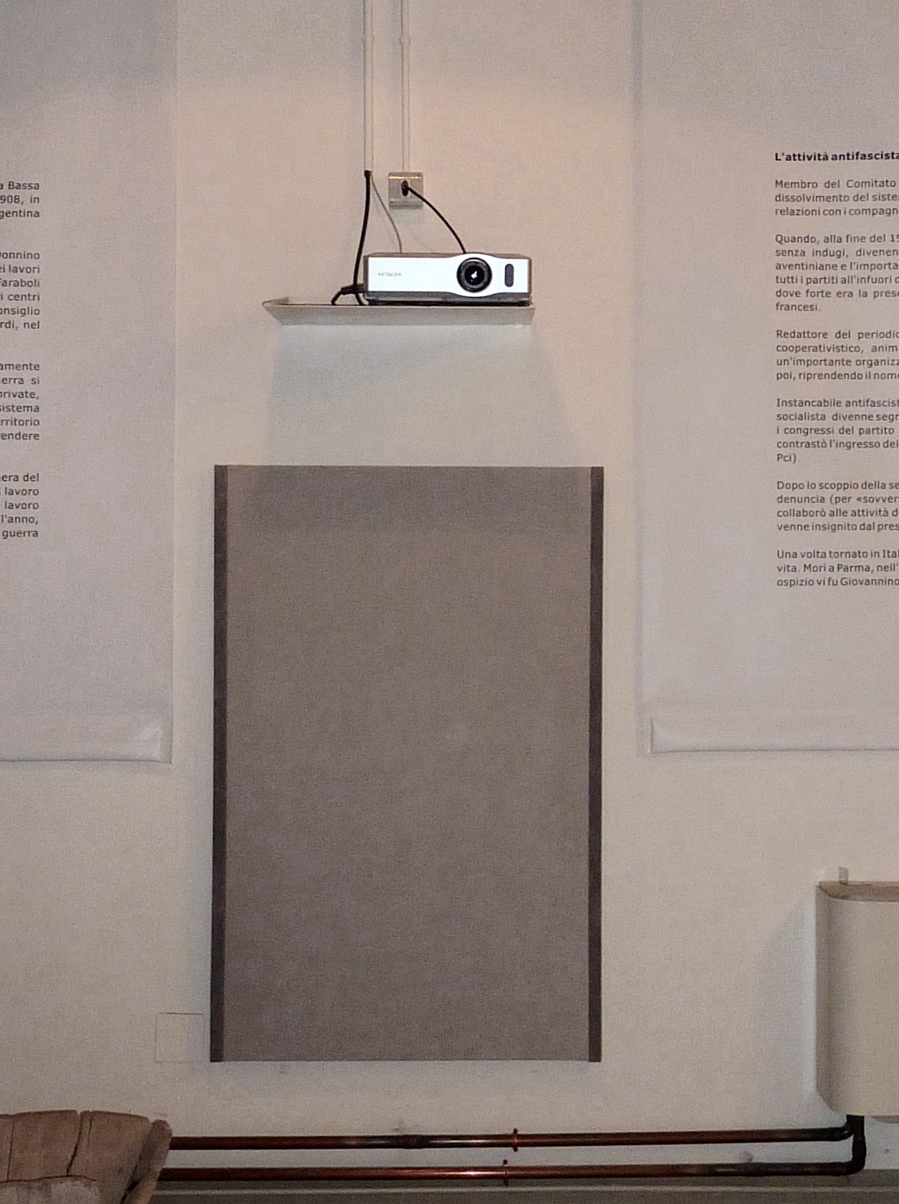 Videoproiettore e schermo di proiezione installati nella sala del Museo Guareschi