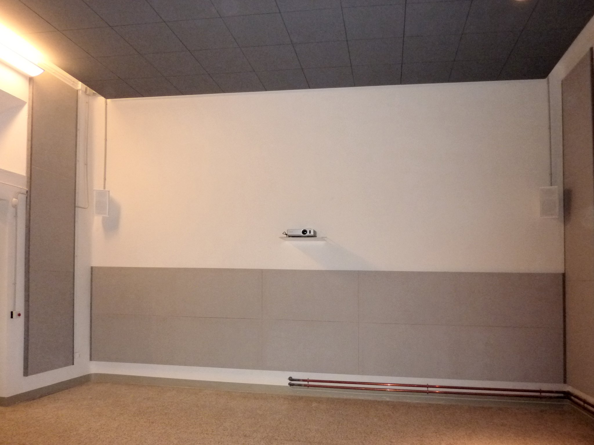 Parete con pannelli fonoassorbenti e supporto videoproiettore al Museo Guareschi