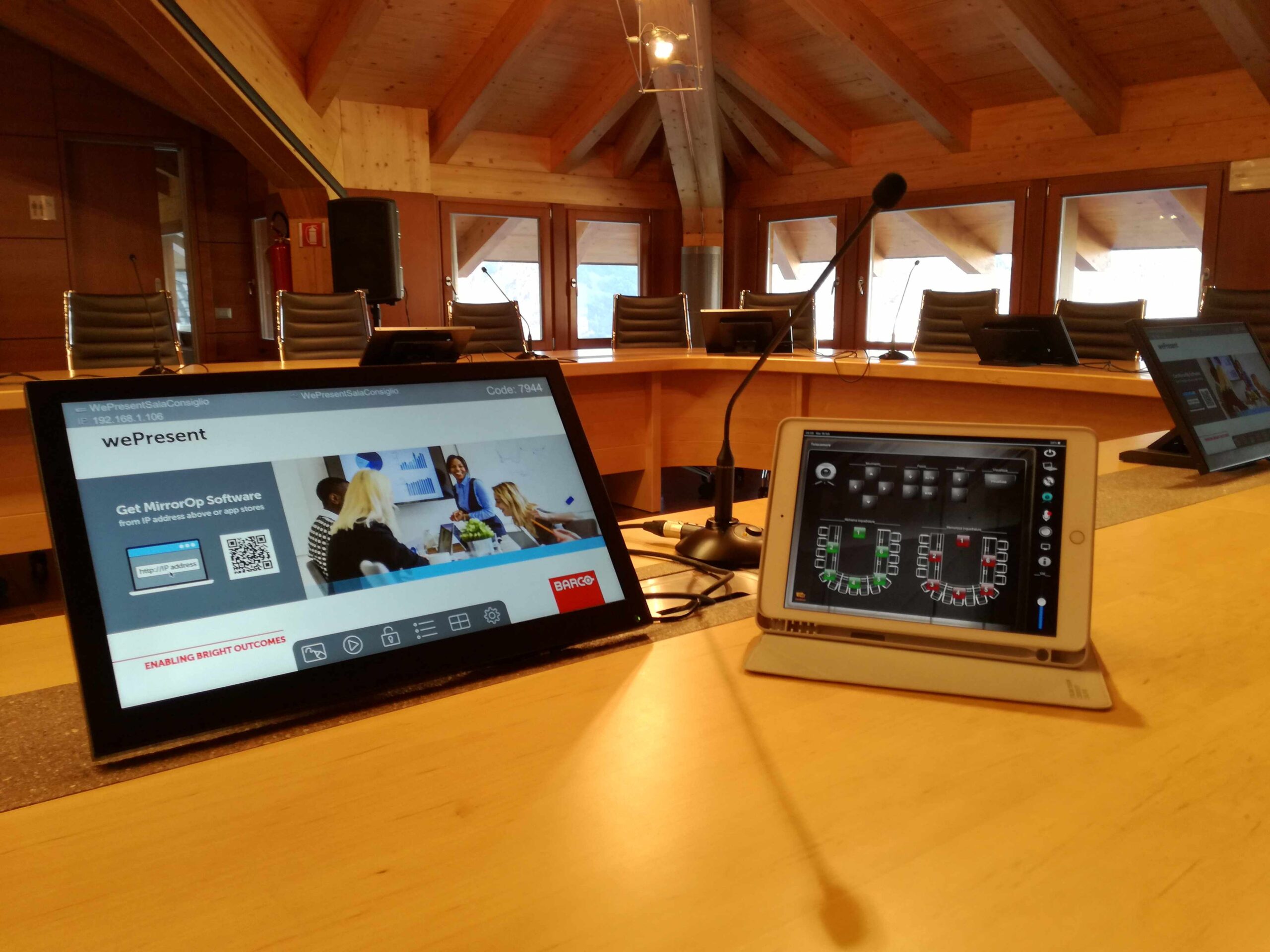 Touch screen wePresent e tablet di controllo sulla postazione della sala consigliare di Albiano