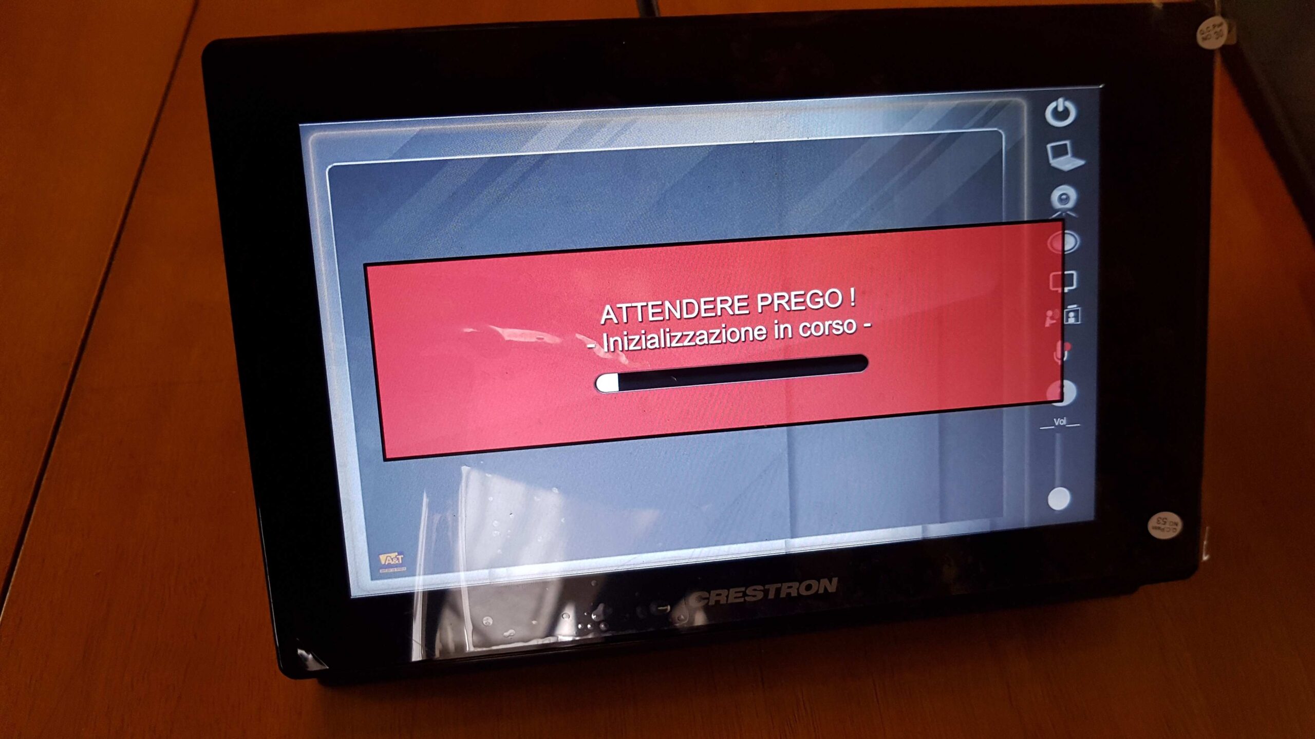 Touch panel Crestron in fase di inizializzazione nella sala consigliare di Tione di Trento