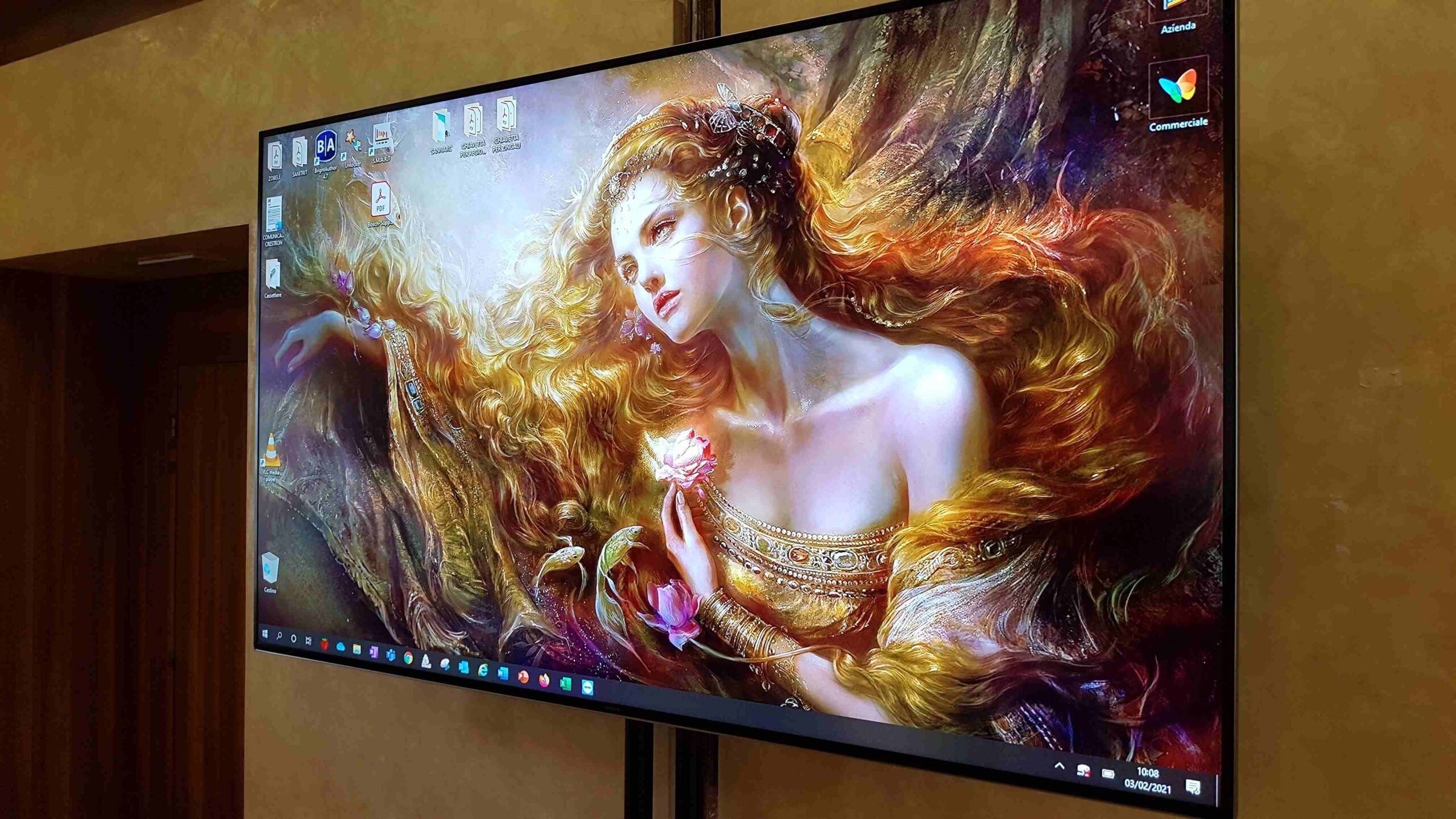 Dettaglio del monitor a parete nella sala consigliare di Tione di Trento