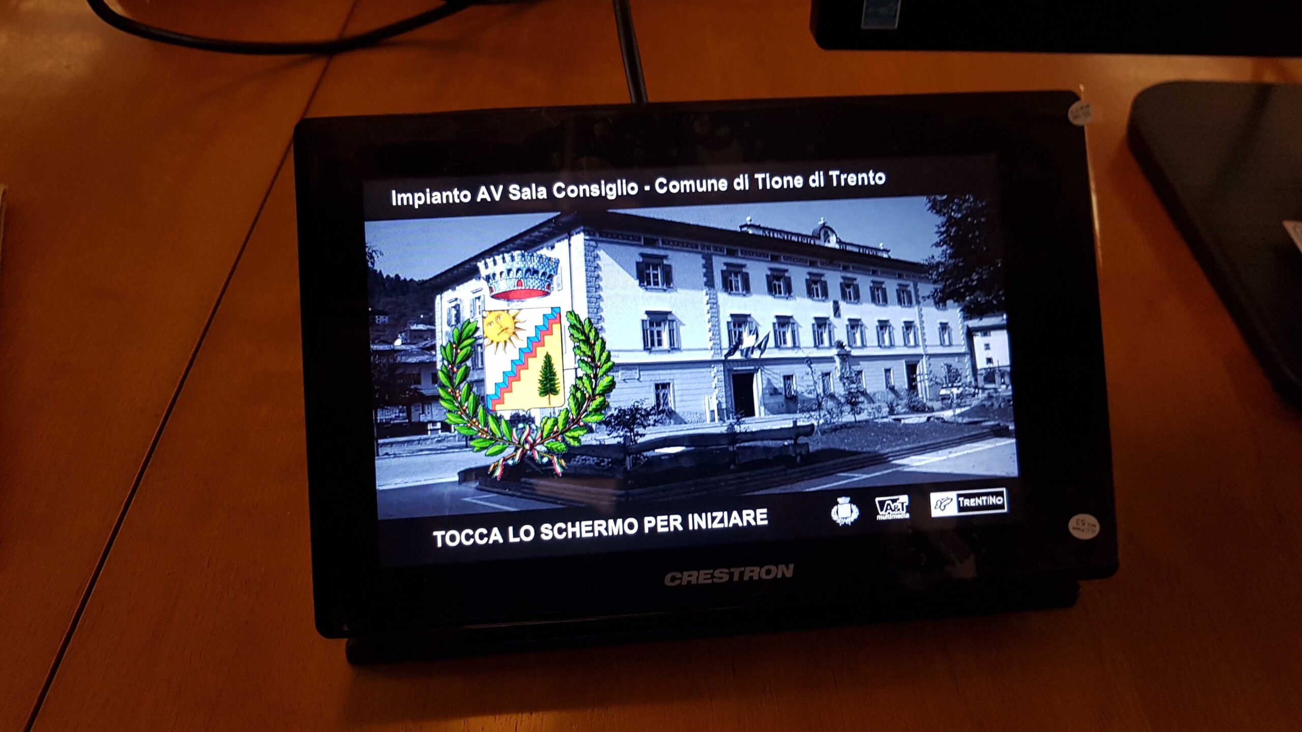 Touch panel Crestron con stemma del Comune di Tione di Trento e schermata di avvio