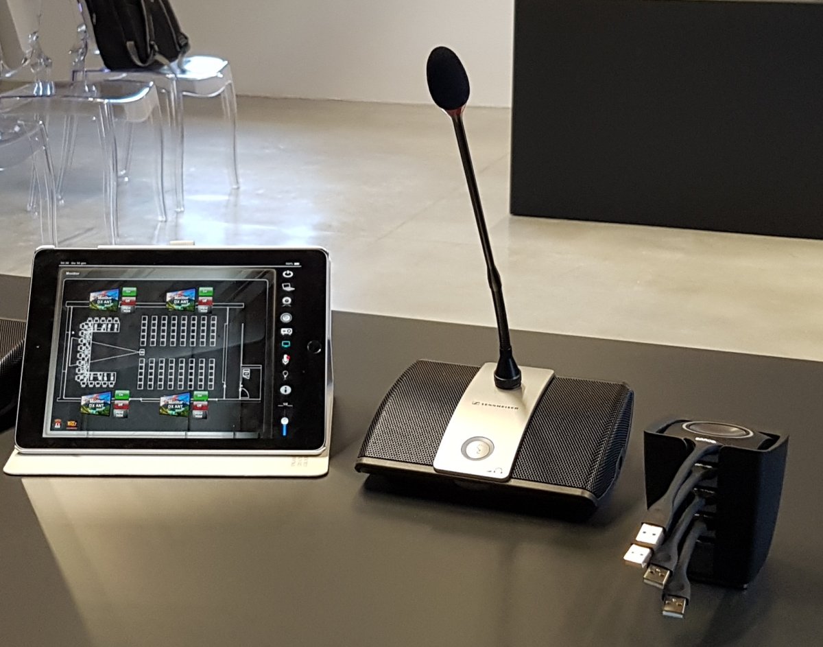 Tablet di controllo e microfono Sennheiser da conferenza nella sala consigliare di Torbole