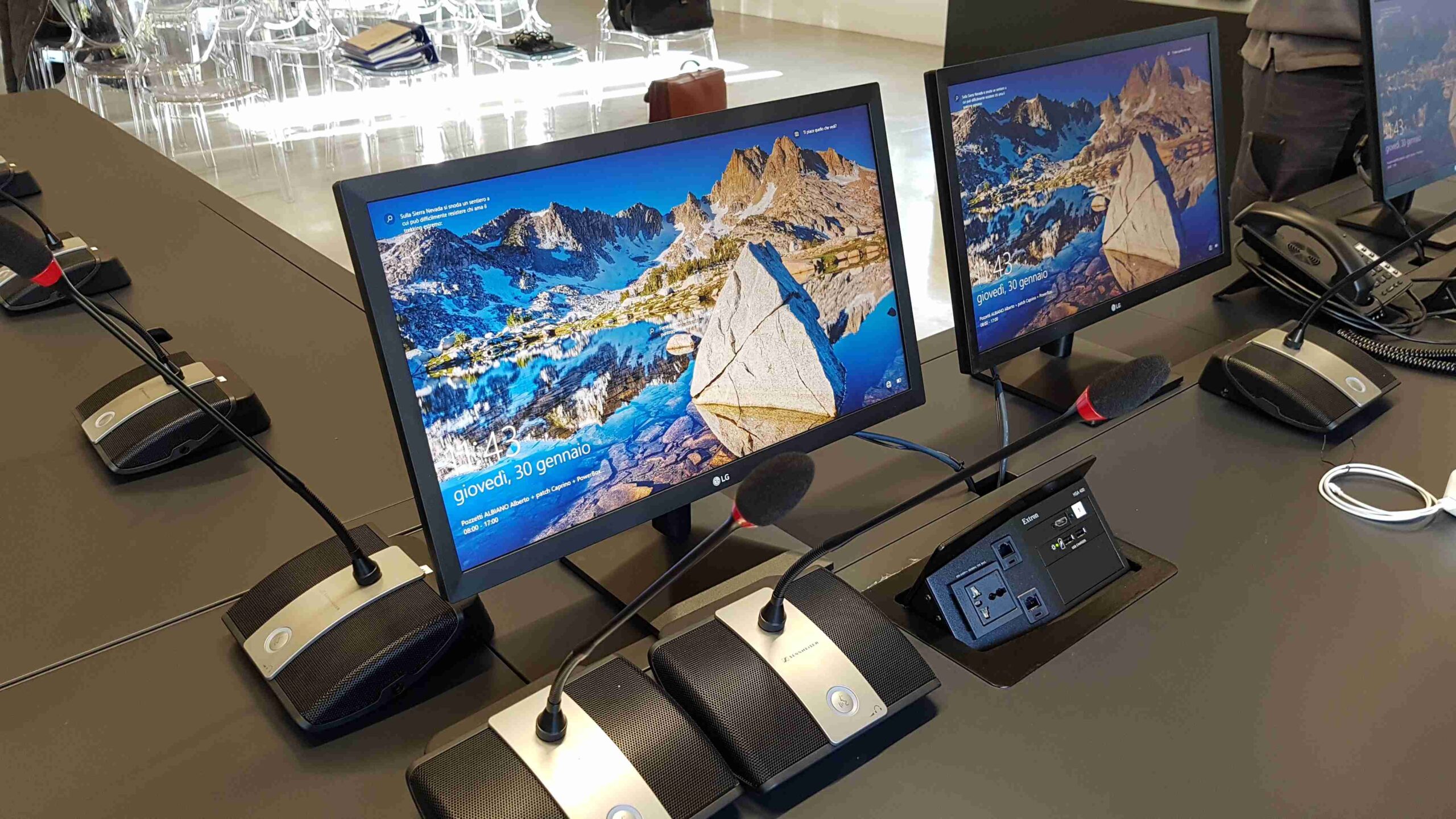 Monitor LG con microfoni Sennheiser e presa da tavolo nella sala consigliare di Torbole