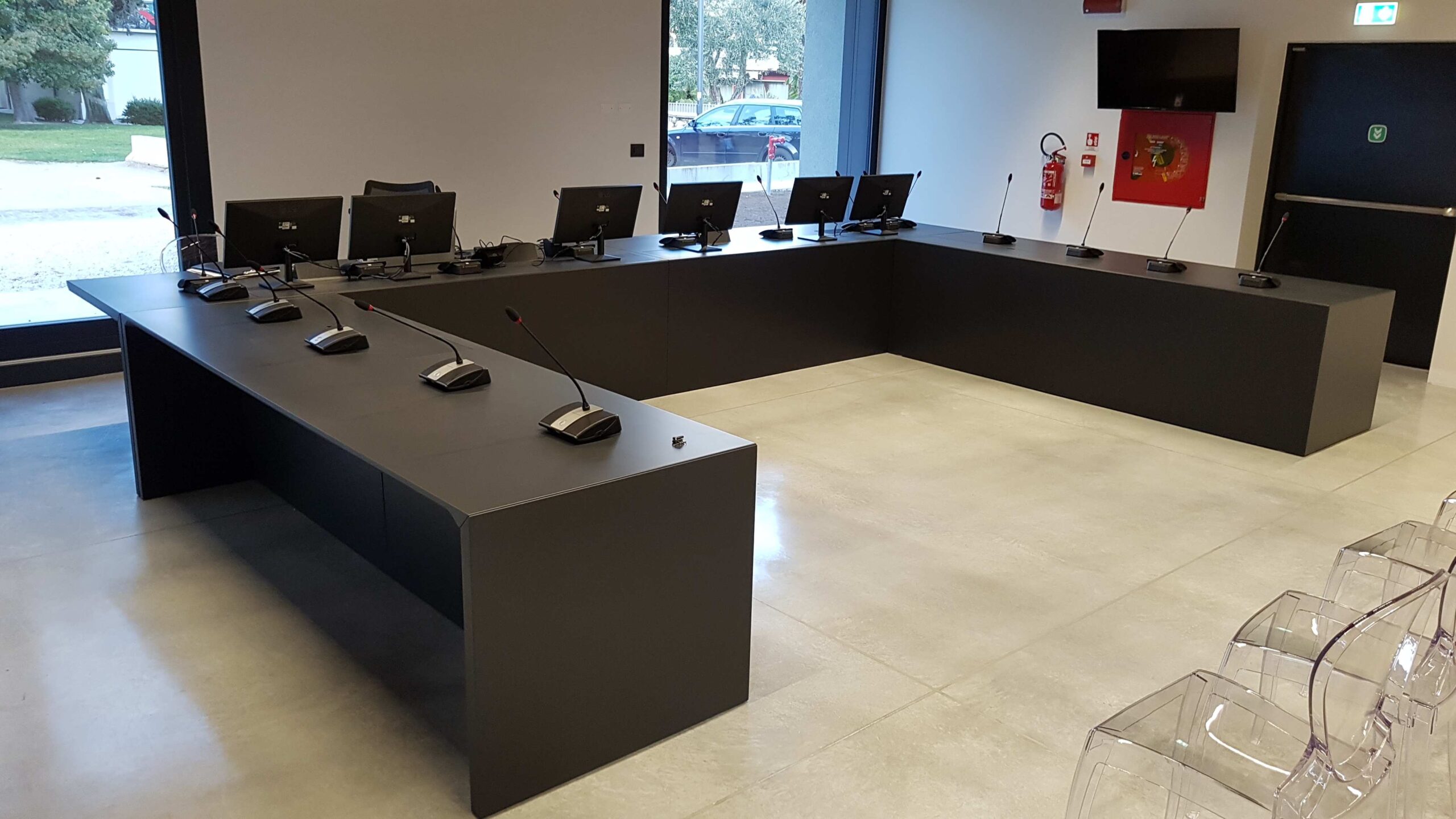 Vista d insieme della sala consigliare di Torbole con tavoli a U, monitor e microfoni