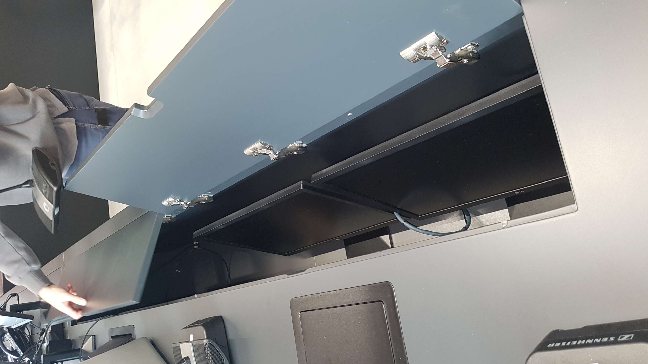 Vano tecnico a ribalta nel tavolo con monitor Sennheiser nella sala consigliare di Torbole