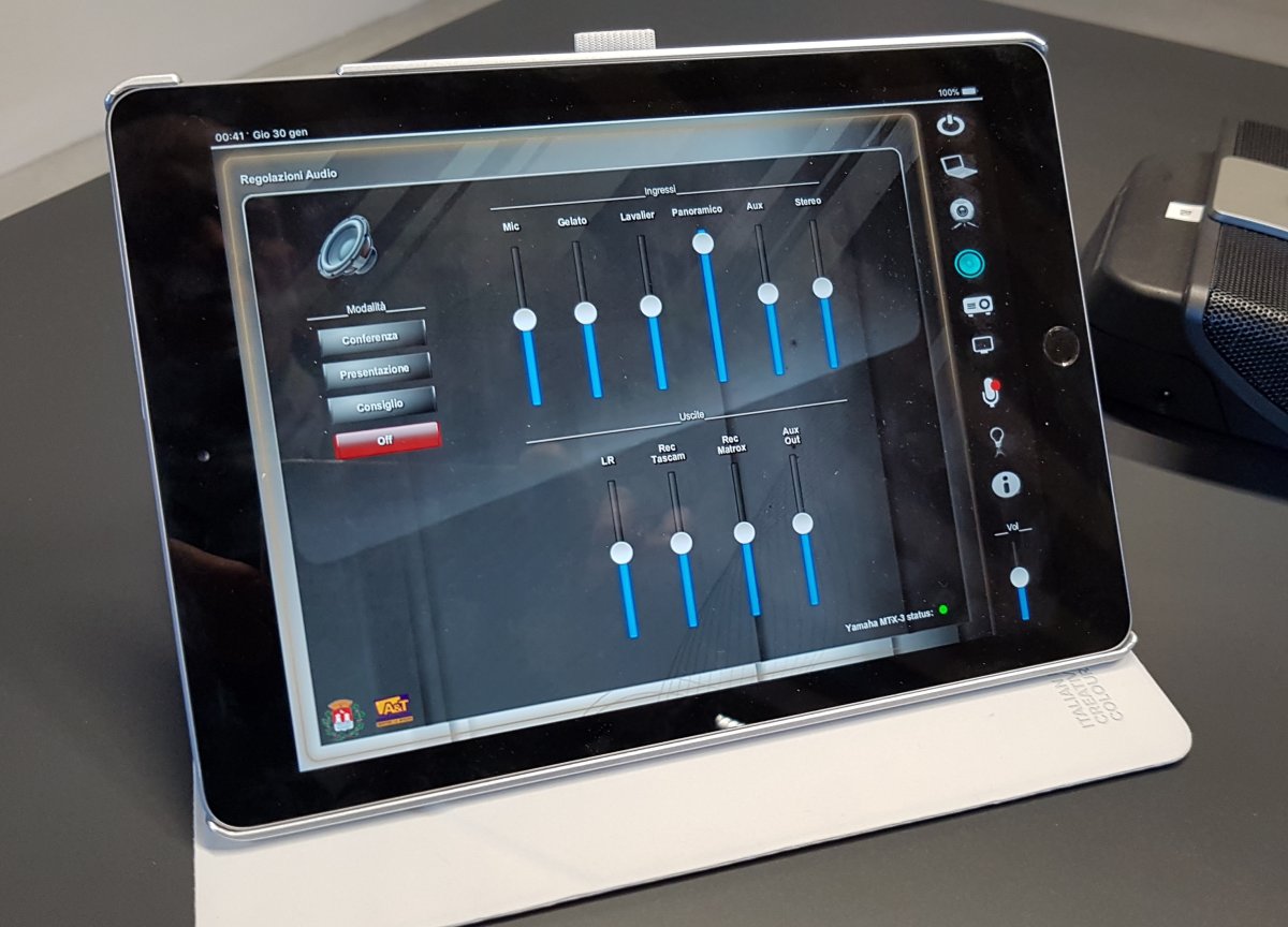 Tablet iPad con mixer audio digitale per la regolazione degli impianti nella sala consiliare di Torbole