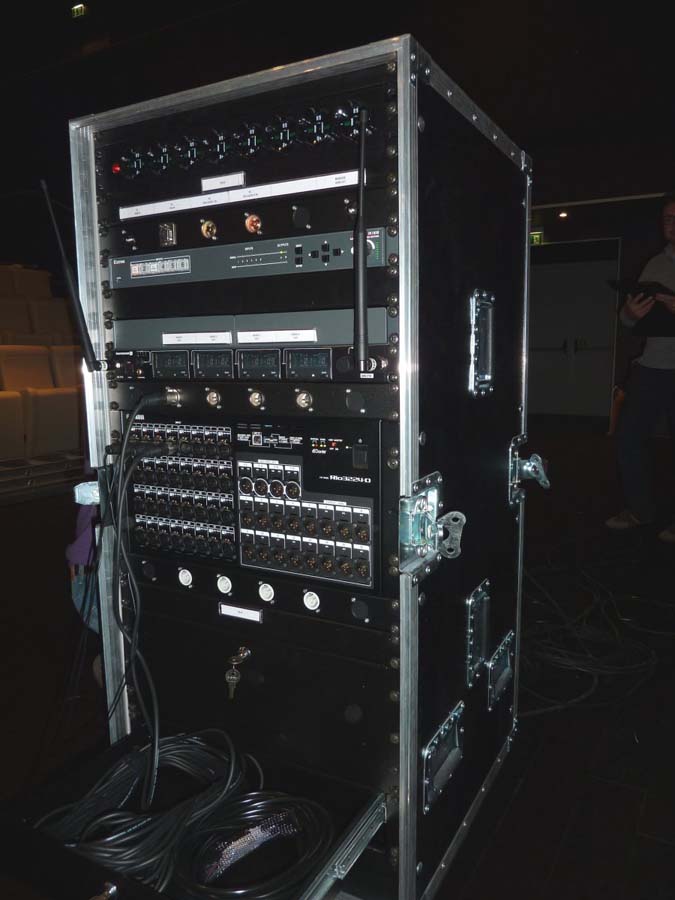 Rack tecnico mobile con apparecchiature audio, stage box e mixer nella sala Sanbapolis