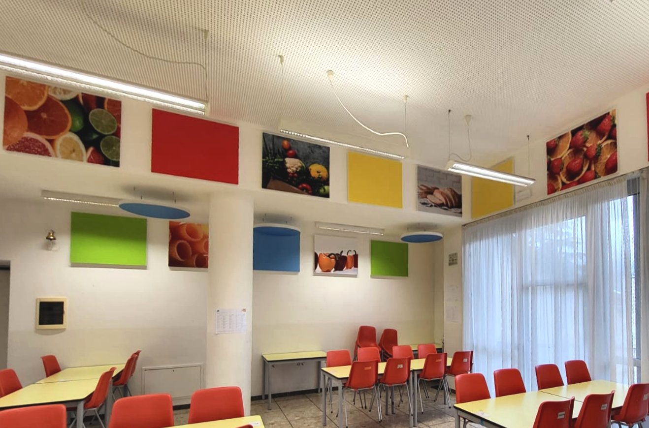 Mensa della scuola primaria di Ville d'Anaunia con pannelli fonoassorbenti stampati e colorati