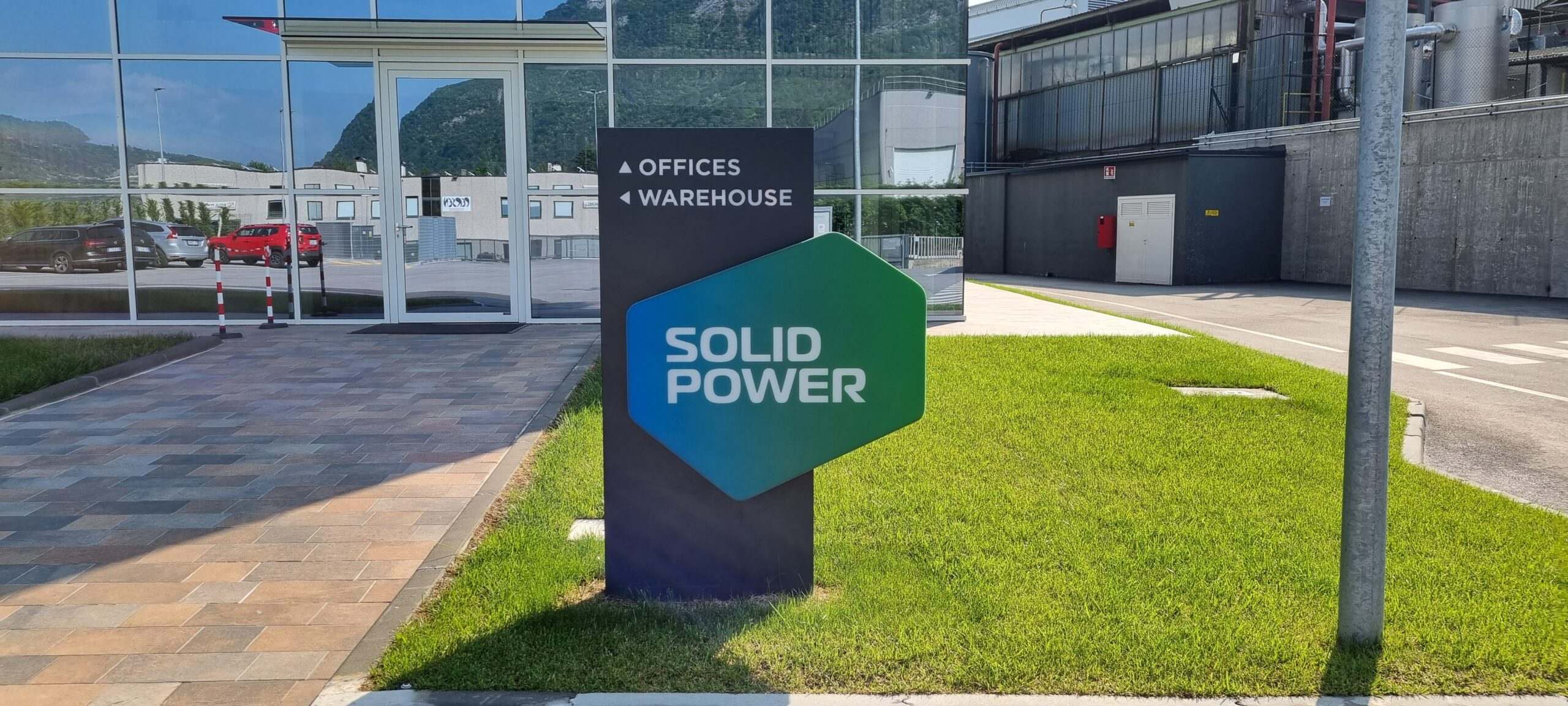 Ingresso della sede Solid Power a Pergine con totem insegna e facciata in vetro