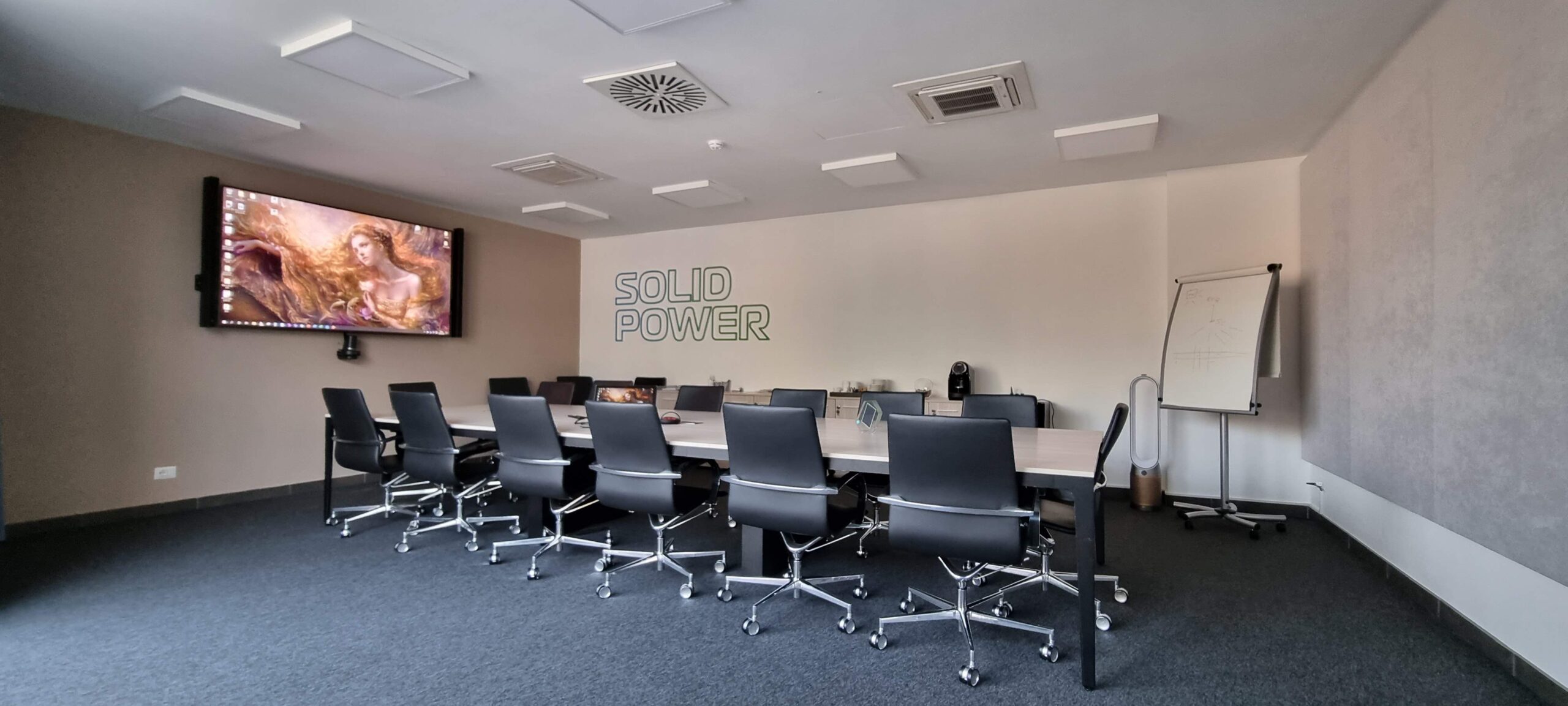 Vista panoramica della sala riunioni Solid Power Pergine con schermo grande formato e lavagna a fogli mobili