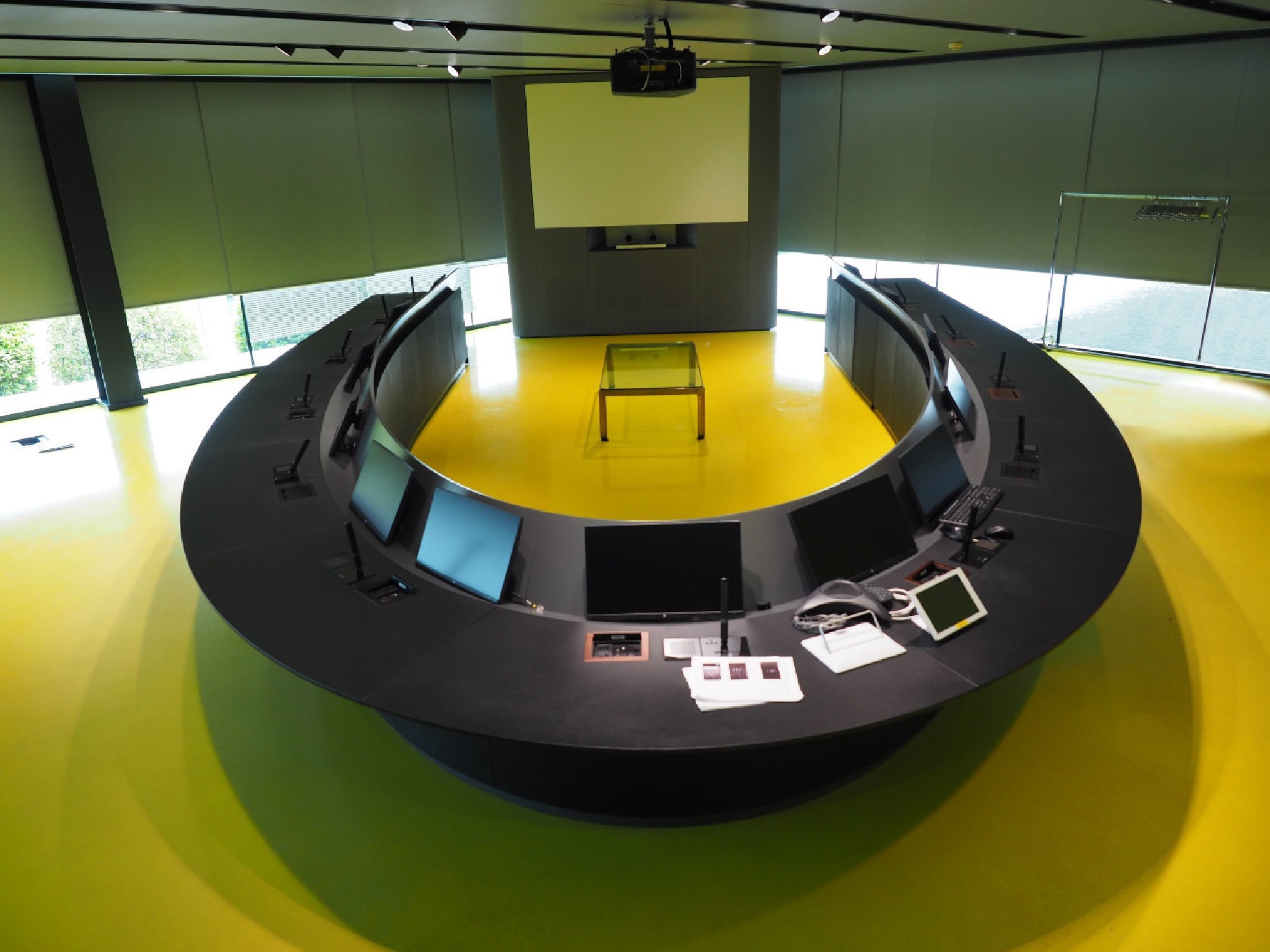 Tavolo riunioni Top Class ellittico con monitor a scomparsa, proiettore e pannello di controllo touch