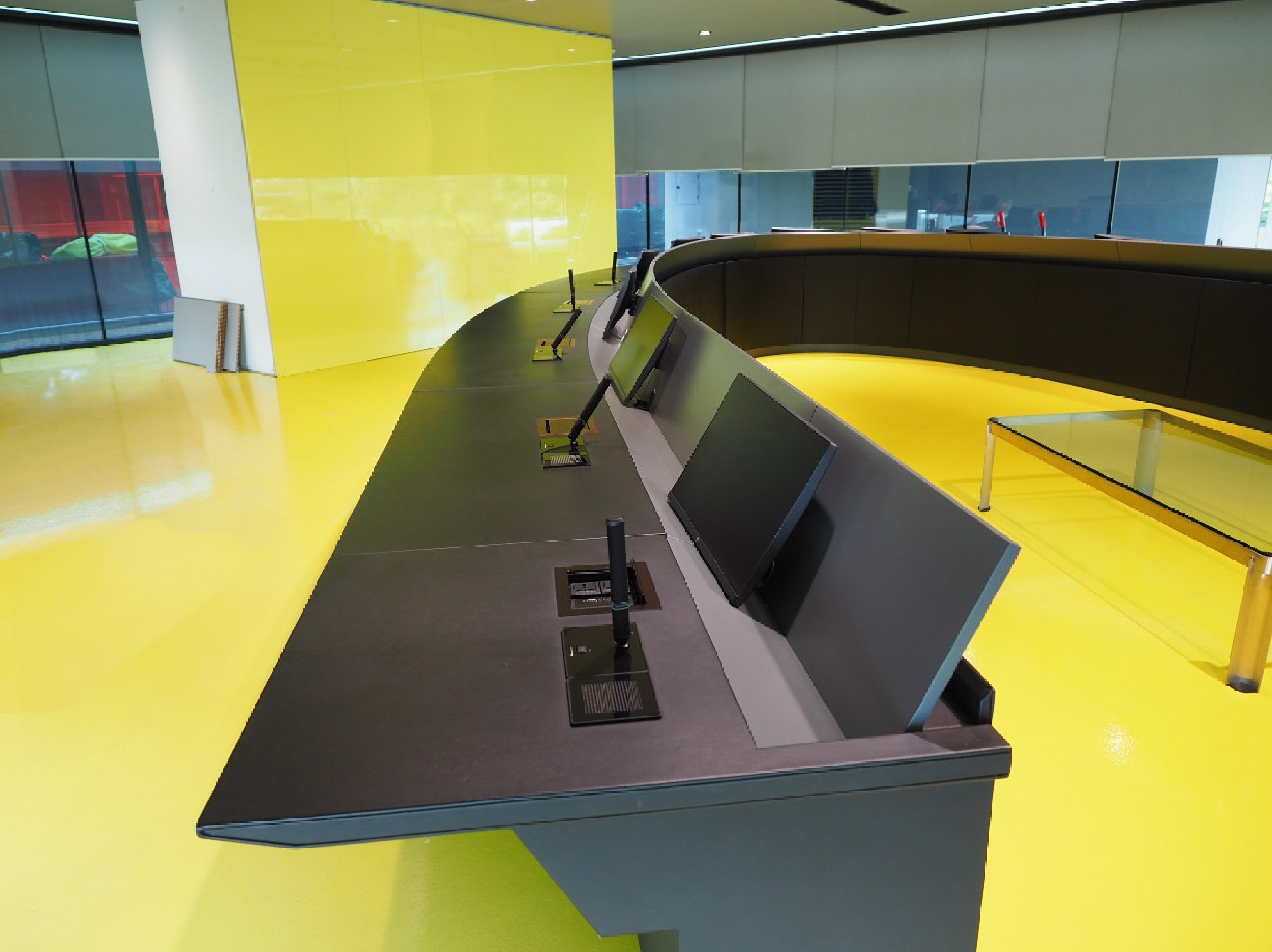 Dettaglio postazioni del tavolo riunioni Top Class con monitor a scomparsa e microfoni integrati