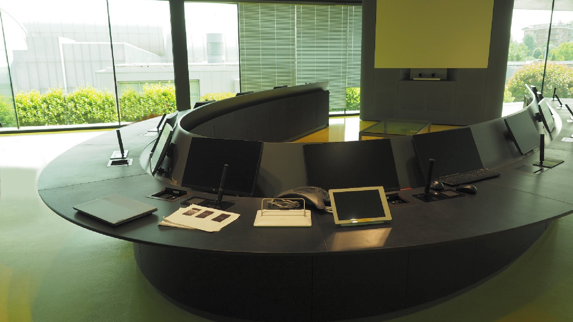 Postazione presidenziale del tavolo riunioni Top Class con monitor, tablet e dispositivi di controllo