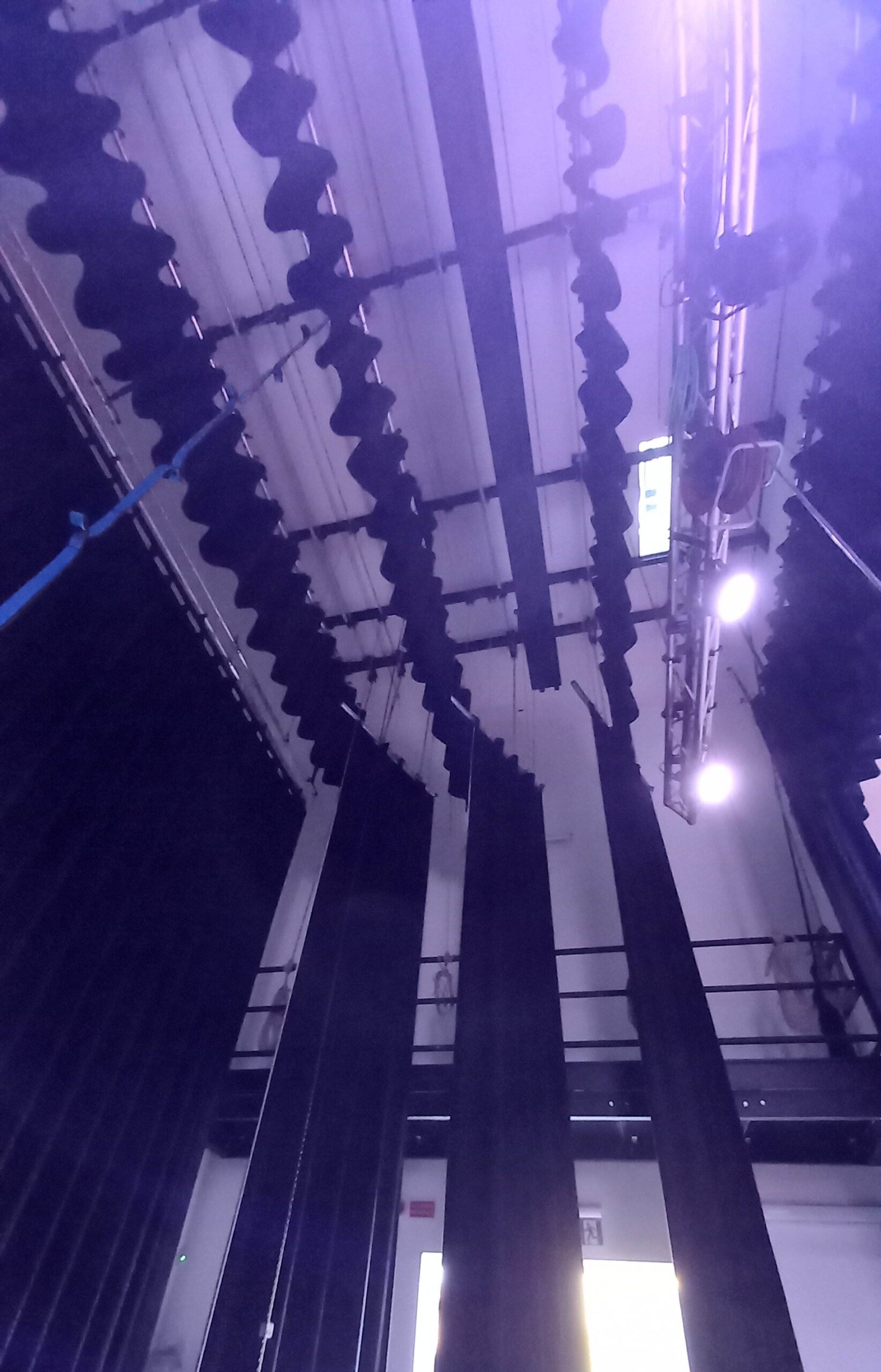 Graticcia del teatro di Calcinato con tiri scenotecnici e barre di illuminazione visti dal basso