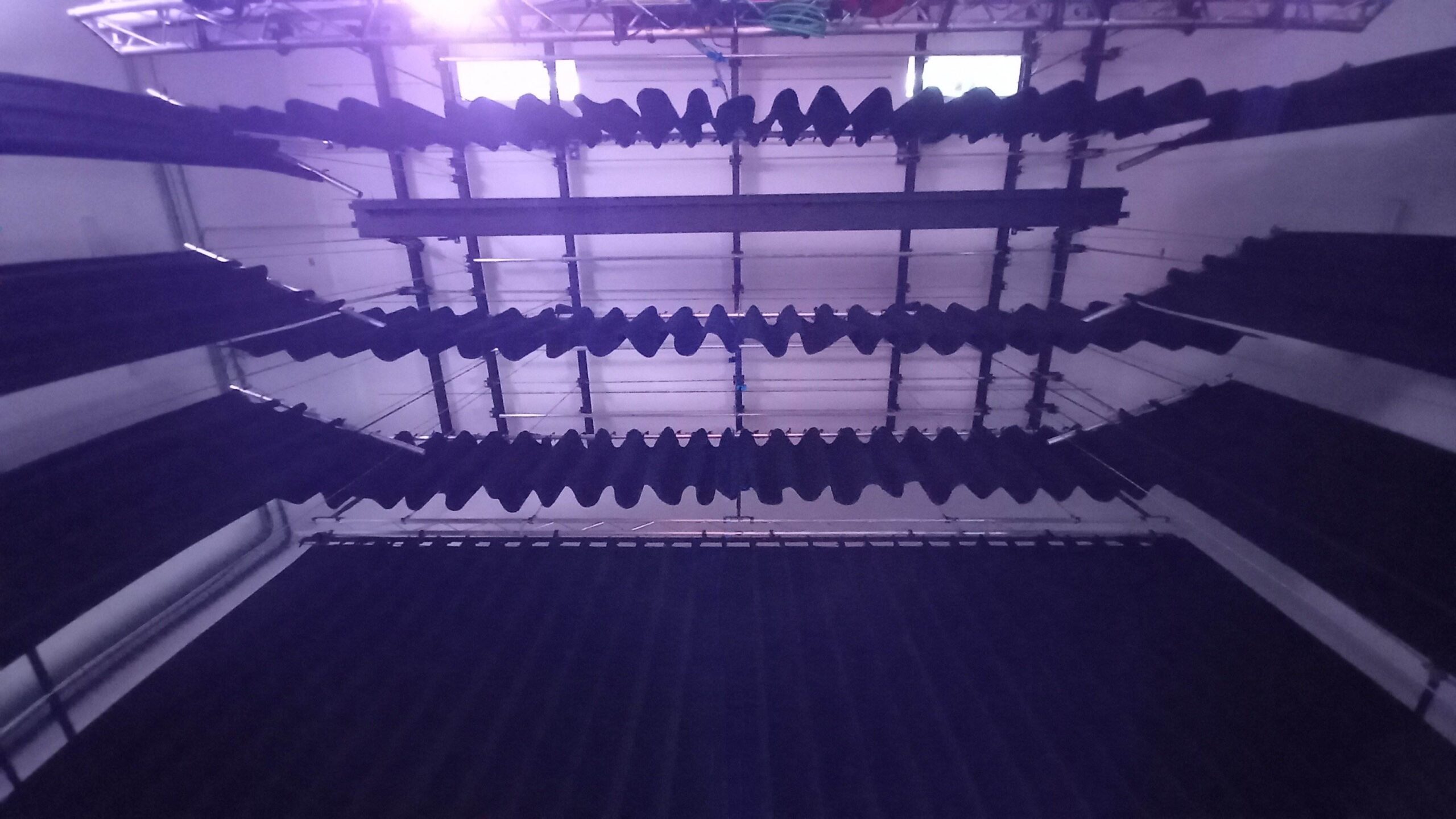 Americane e barre luci nella graticcia del teatro di Calcinato vista dal palcoscenico