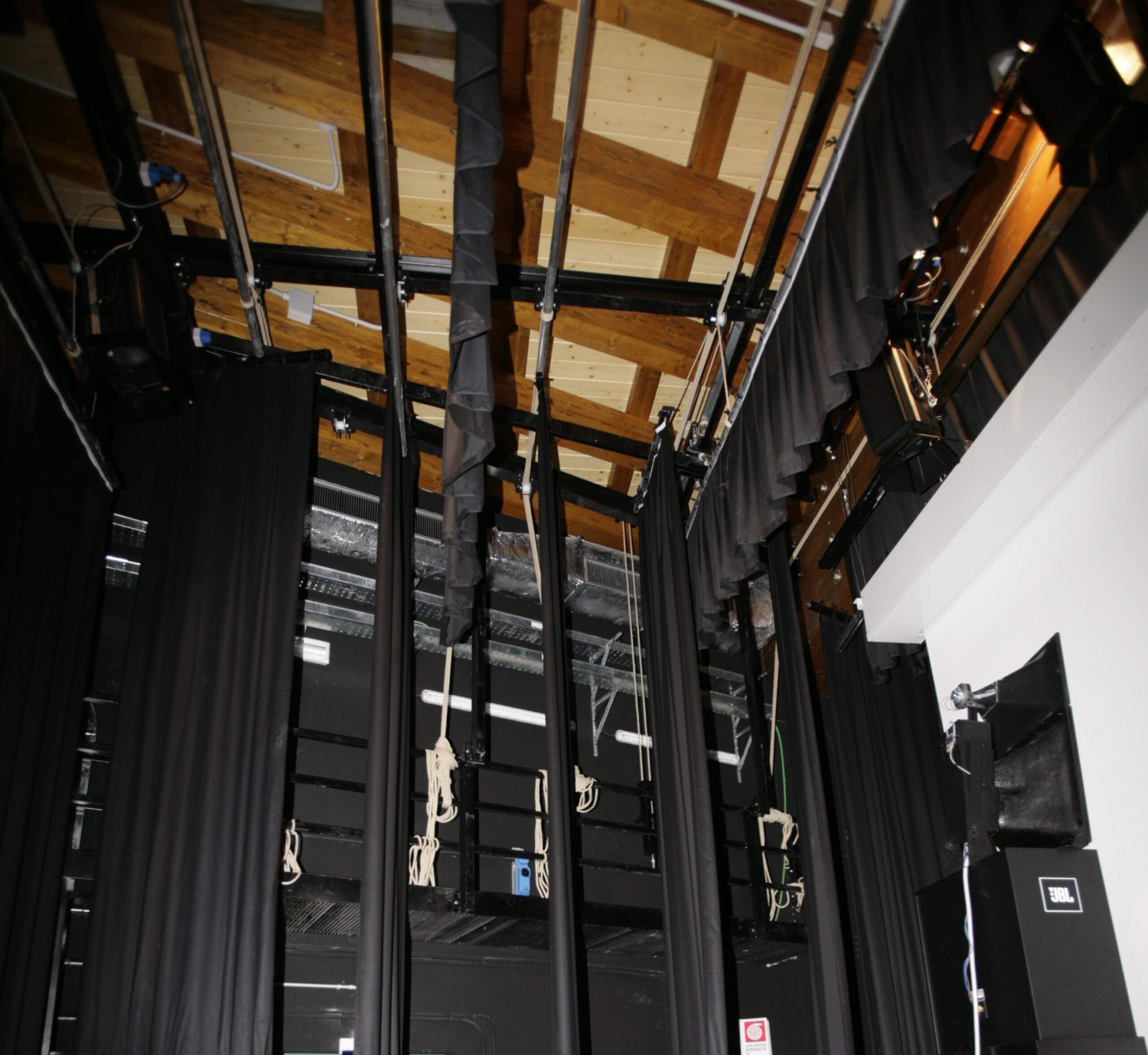 Graticcia e tiri manuali del Teatro Comunale di Mirano con struttura in legno e quinte nere