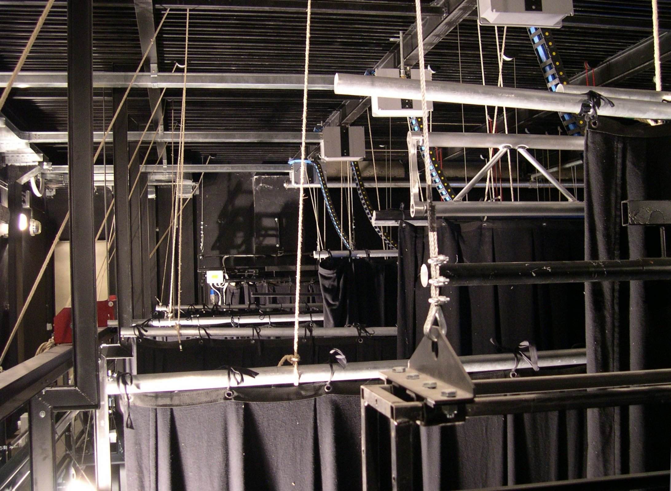 Strutture scenotecniche e tiri del Teatro Cristallo di Bolzano con americane e diffusori audio