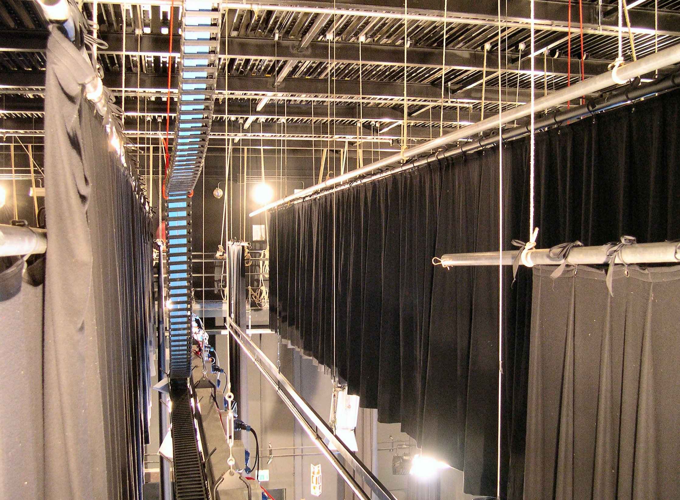 Quinte e tiri scenici del Teatro Cristallo di Bolzano con passerella tecnica e tendaggi neri