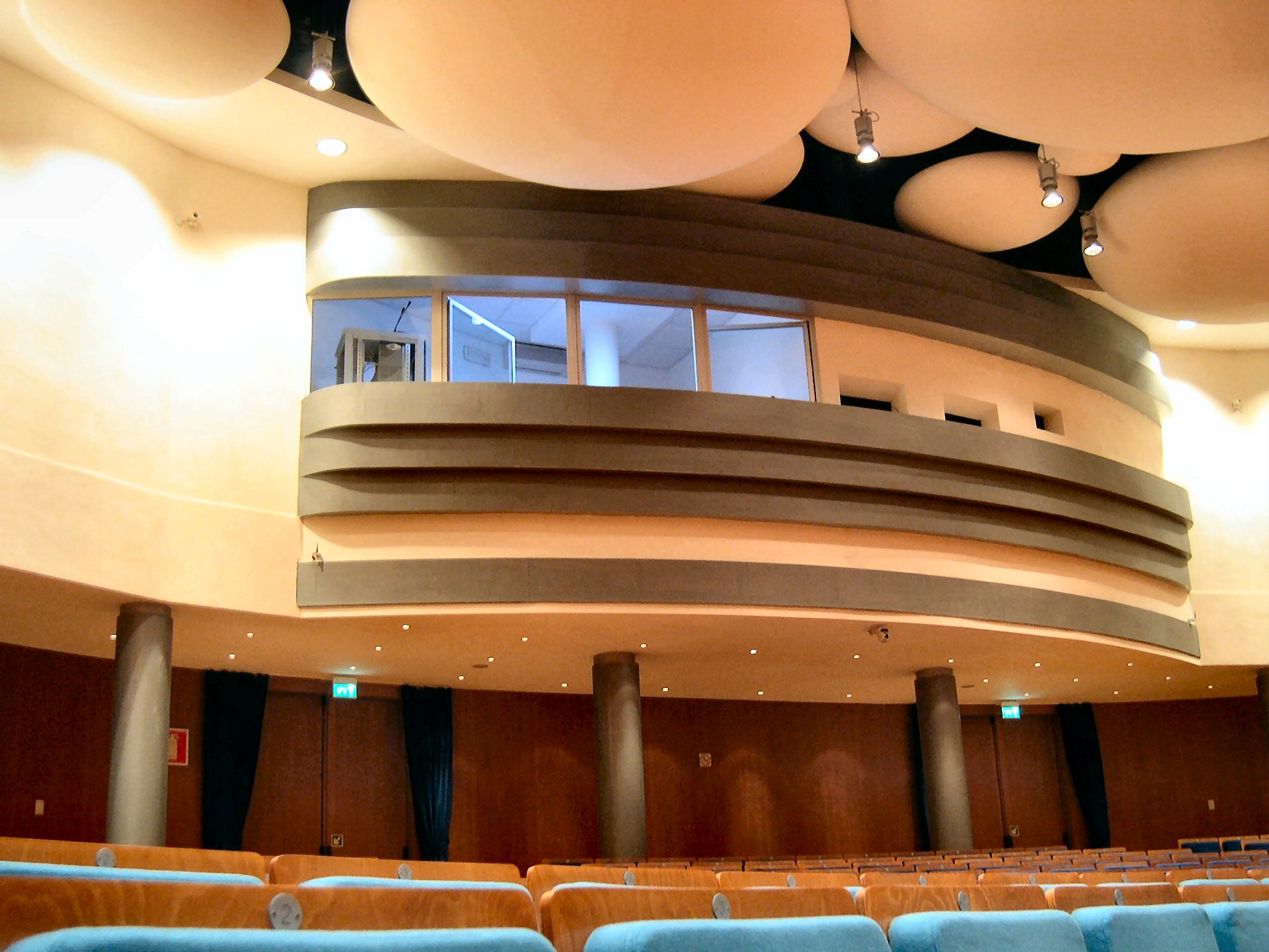Balconata e regia del Teatro Cristallo di Bolzano con pannelli acustici circolari a soffitto