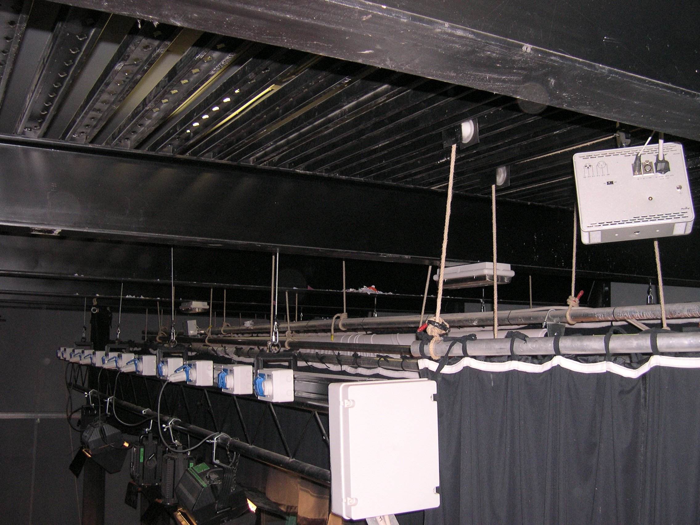 Impianto elettrico e barre luci nella graticcia del Teatro Cristallo di Bolzano
