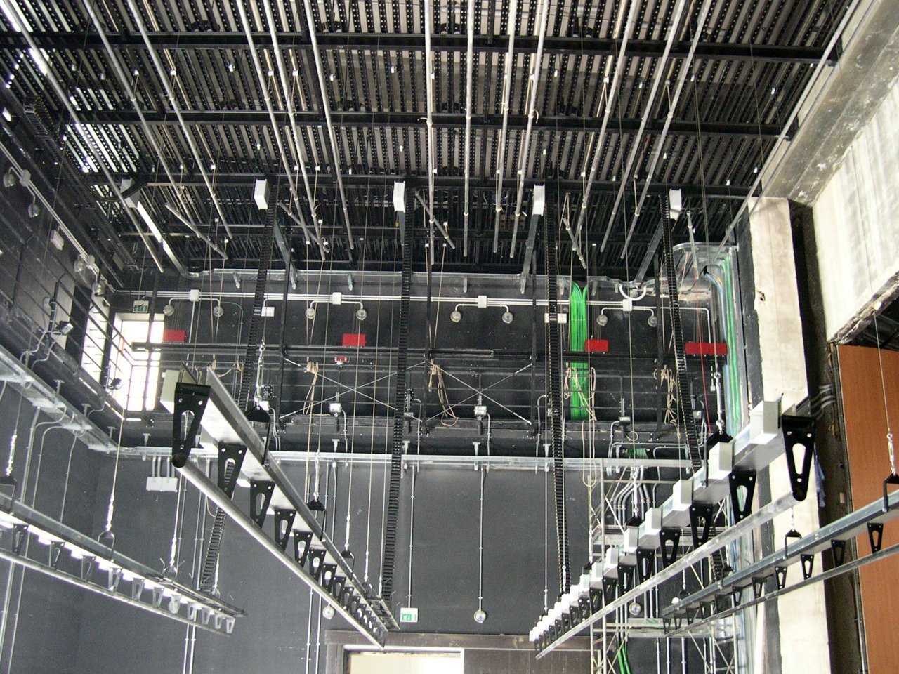 Americane con fari e strutture tecniche sopra il palcoscenico del Teatro Cristallo di Bolzano